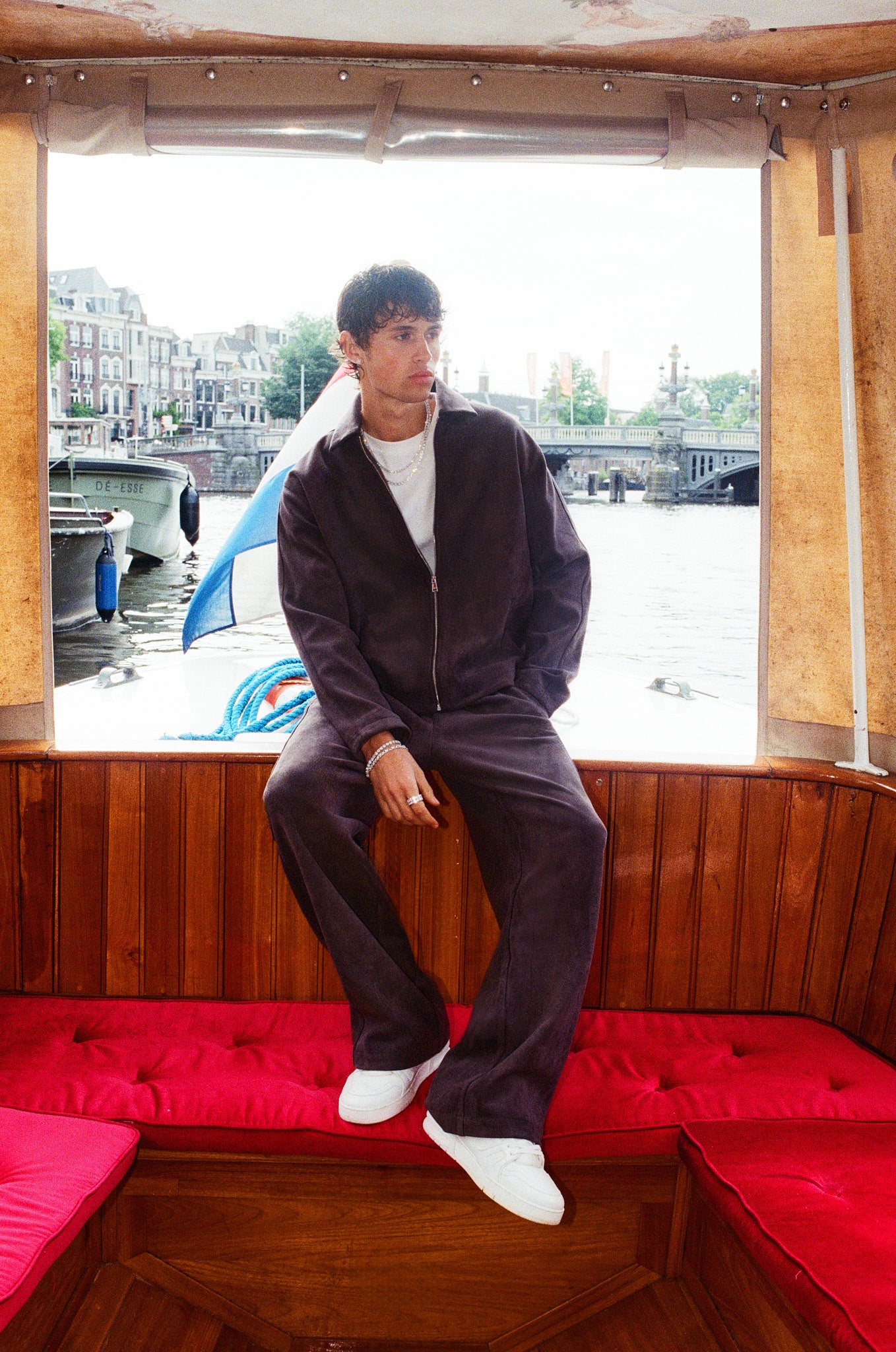 Wildlederjacke mit Kragen und gerade geschnittene Hose – Anthrazit