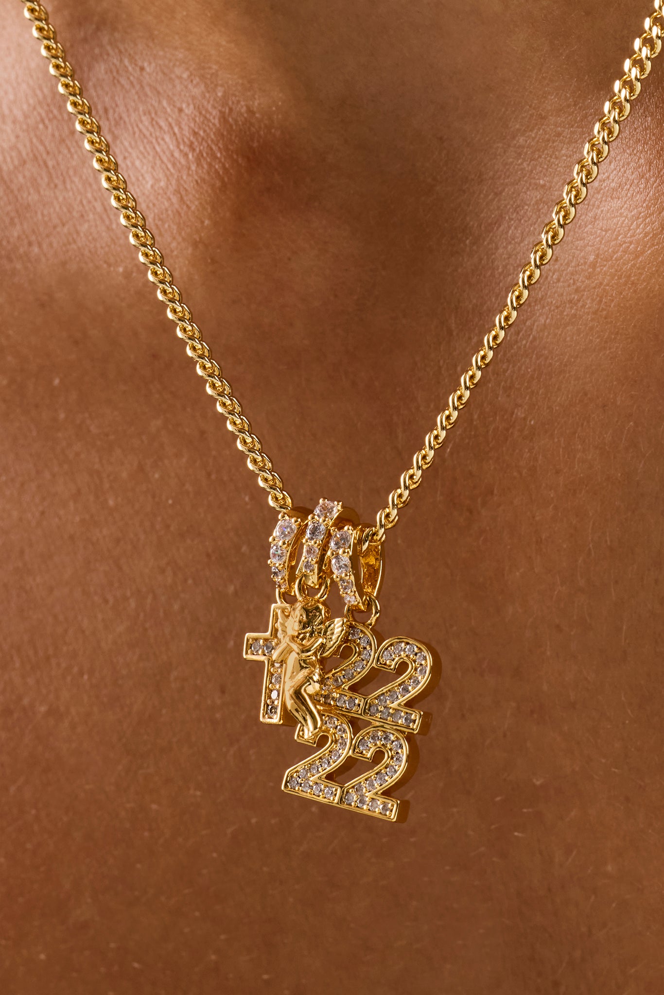 Halskette mit dreifachem Engelmotiv – 12 mm – Gold