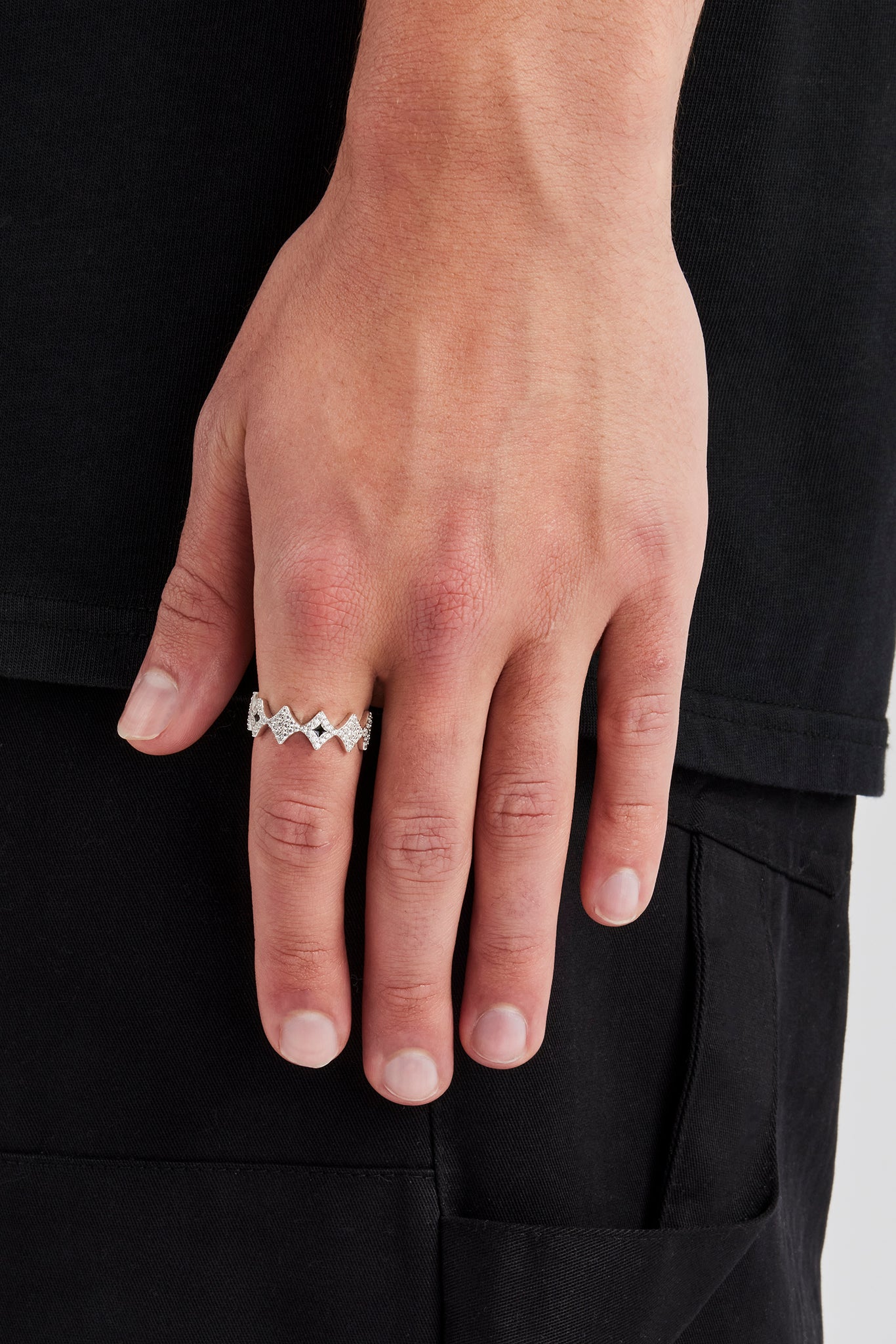 Ring mit Sternmotiv aus eisigem und schwarzem Emaille – 8 mm