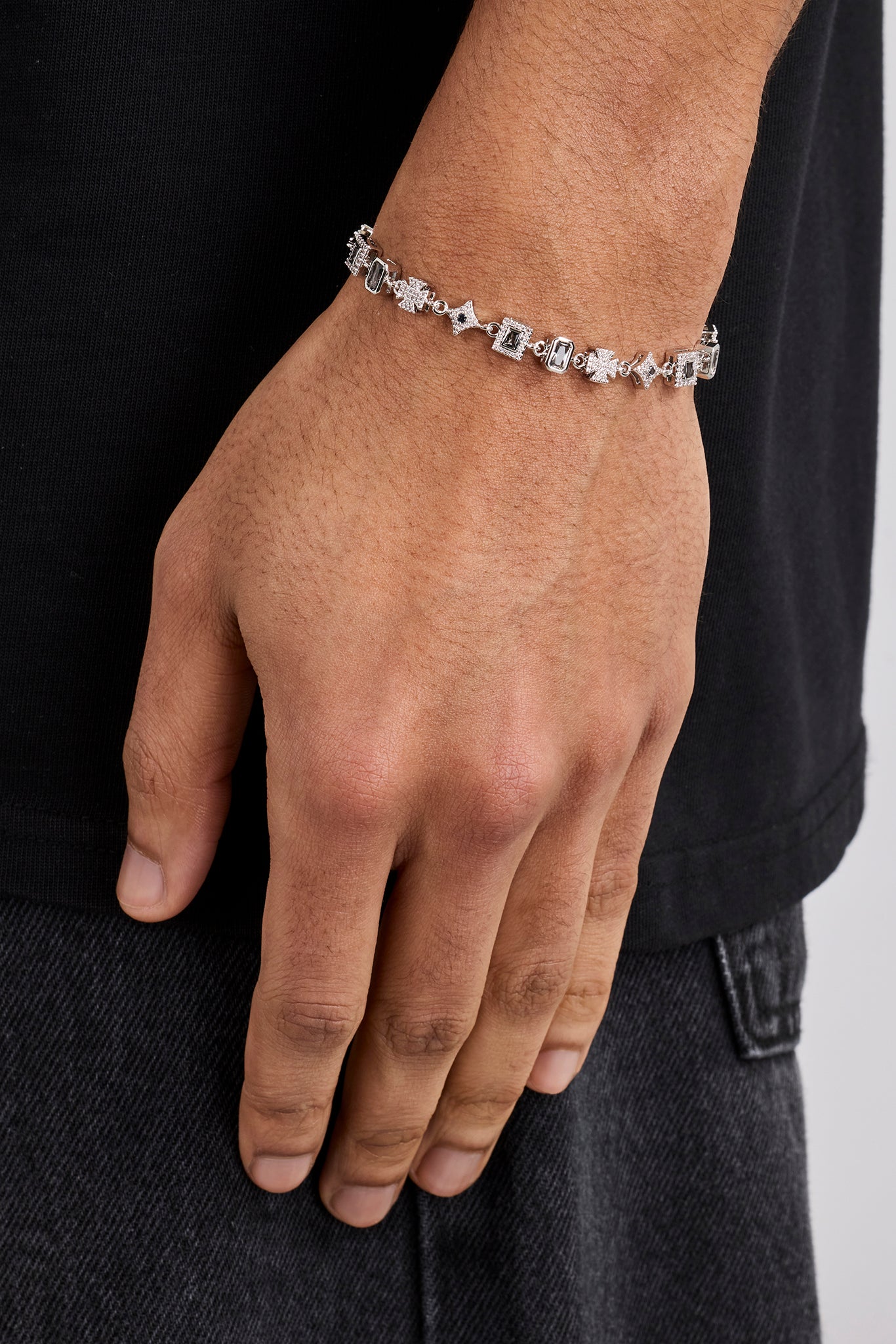 Armband mit eisgrauem Edelstein und Motiv – 6 mm