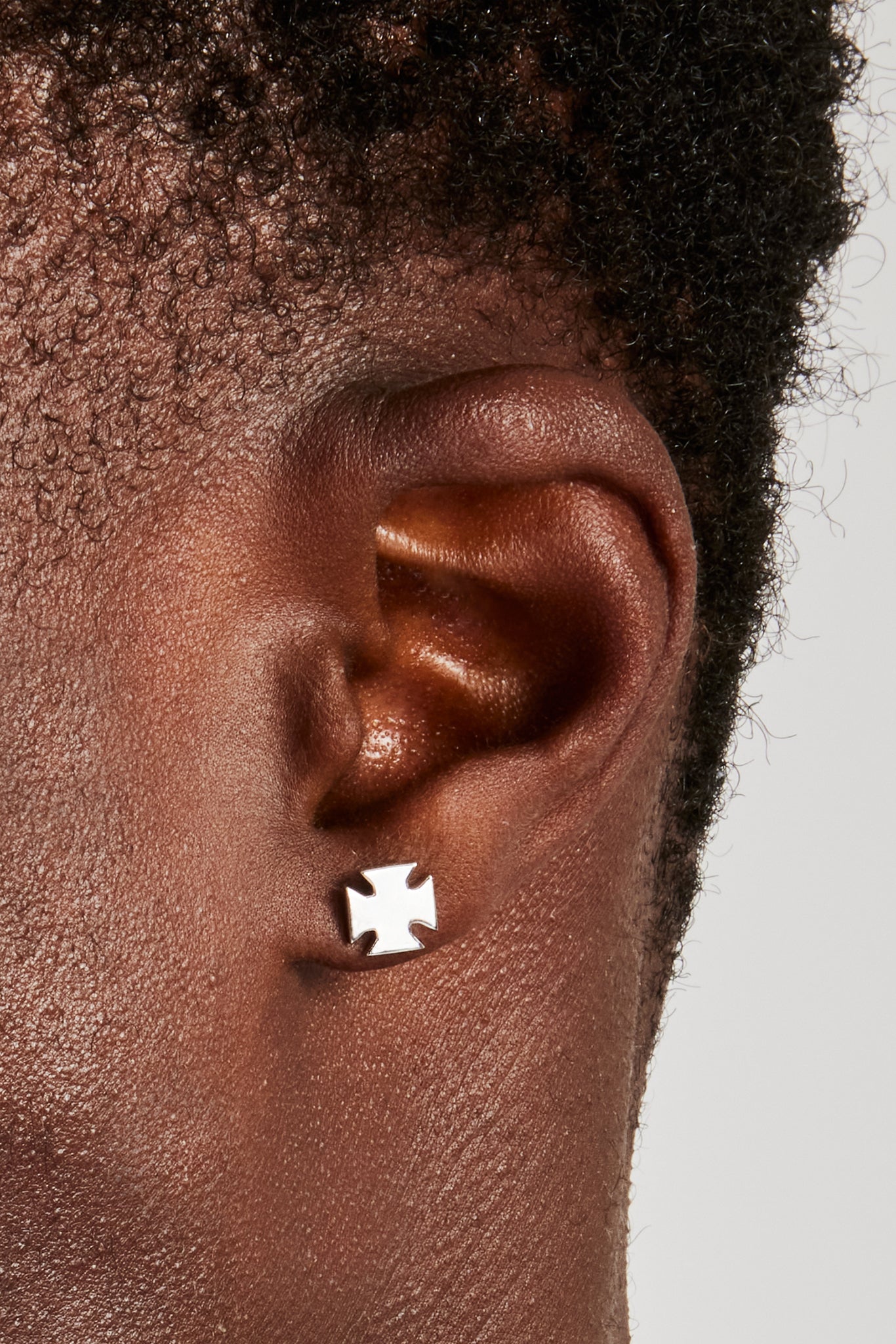 8 mm polierte Ohrstecker mit Motiv – Weiß