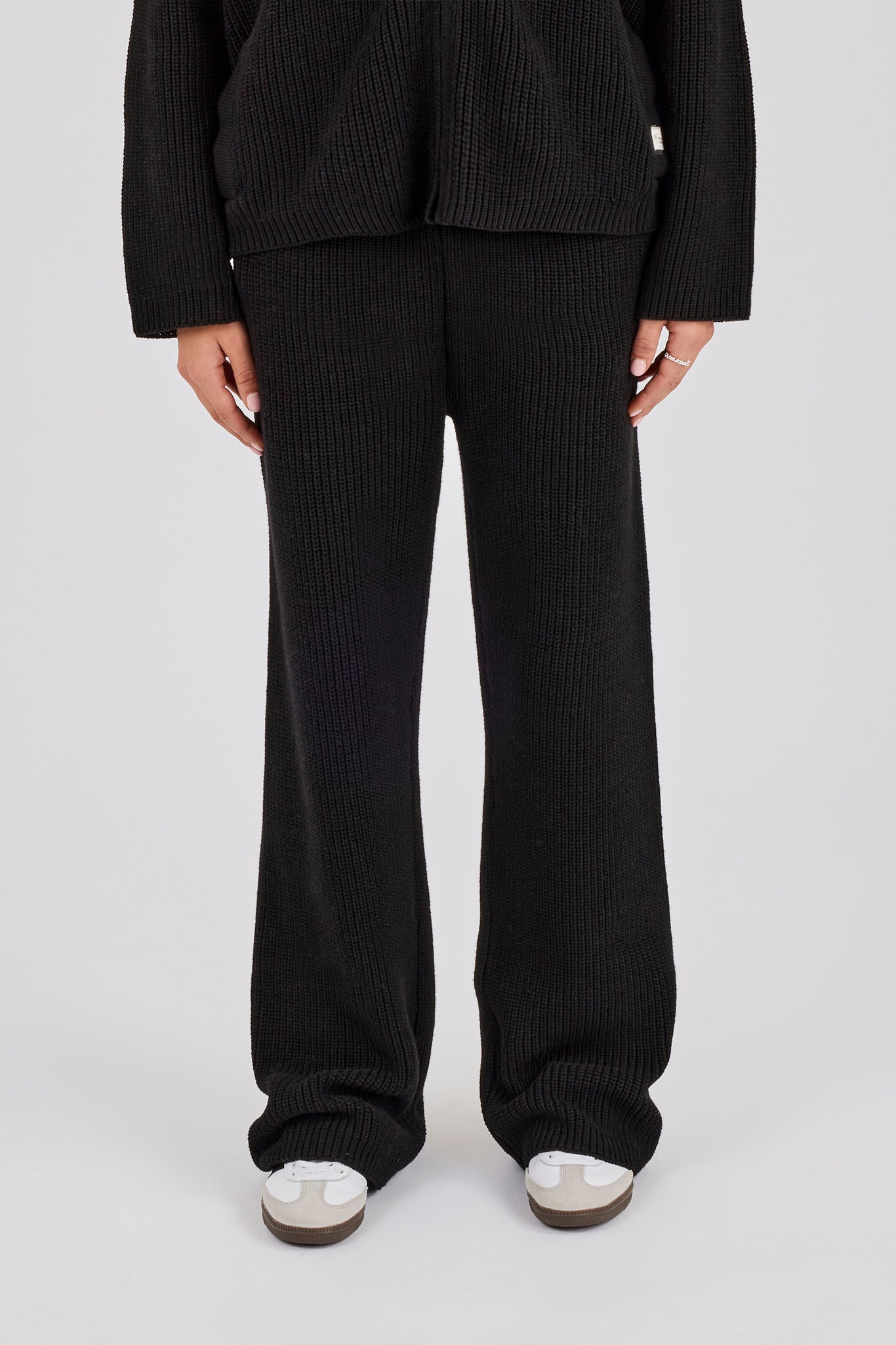 Gerippte Jogginghose mit weitem Bein – Schwarz