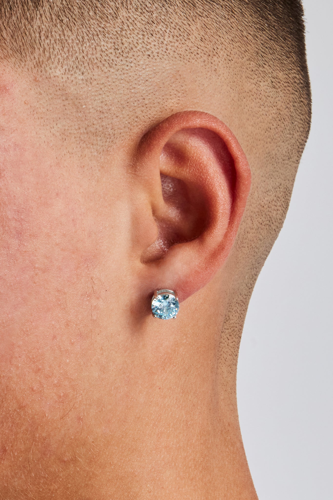 8 mm blaue Ohrstecker im Rundschliff