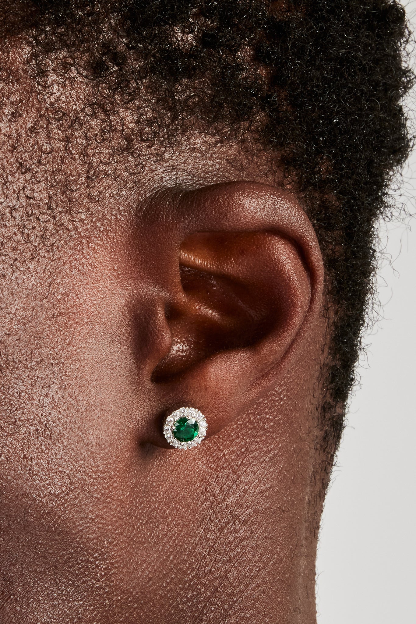 Grüne Cluster-Ohrstecker mit Mitte – 8 mm