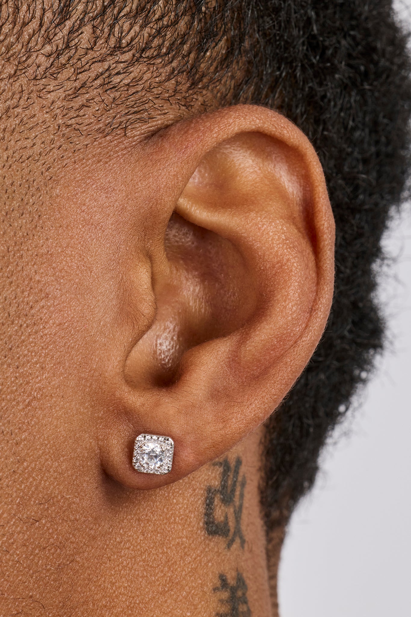 Ohrstecker mit quadratischer, mit Eis besetzter Mitte – 6 mm – Weiß