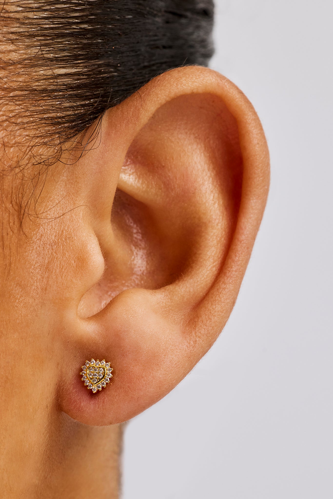 Herzförmige Ohrstecker mit Eispavé-Fassung – 6 mm – Gold