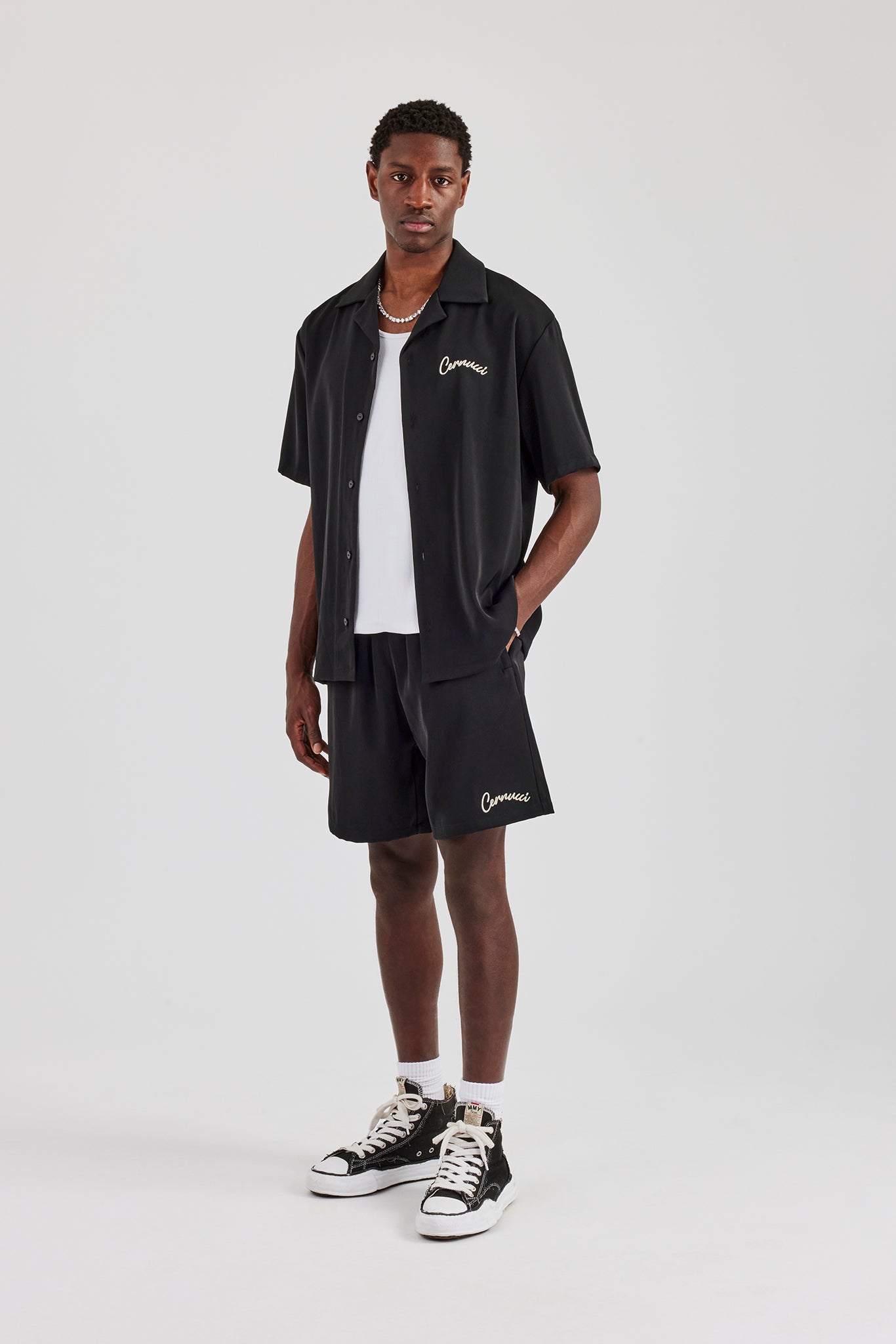 Cernucci – Hemd und Shorts mit Knopfleiste vorne und Schriftzug – Schwarz