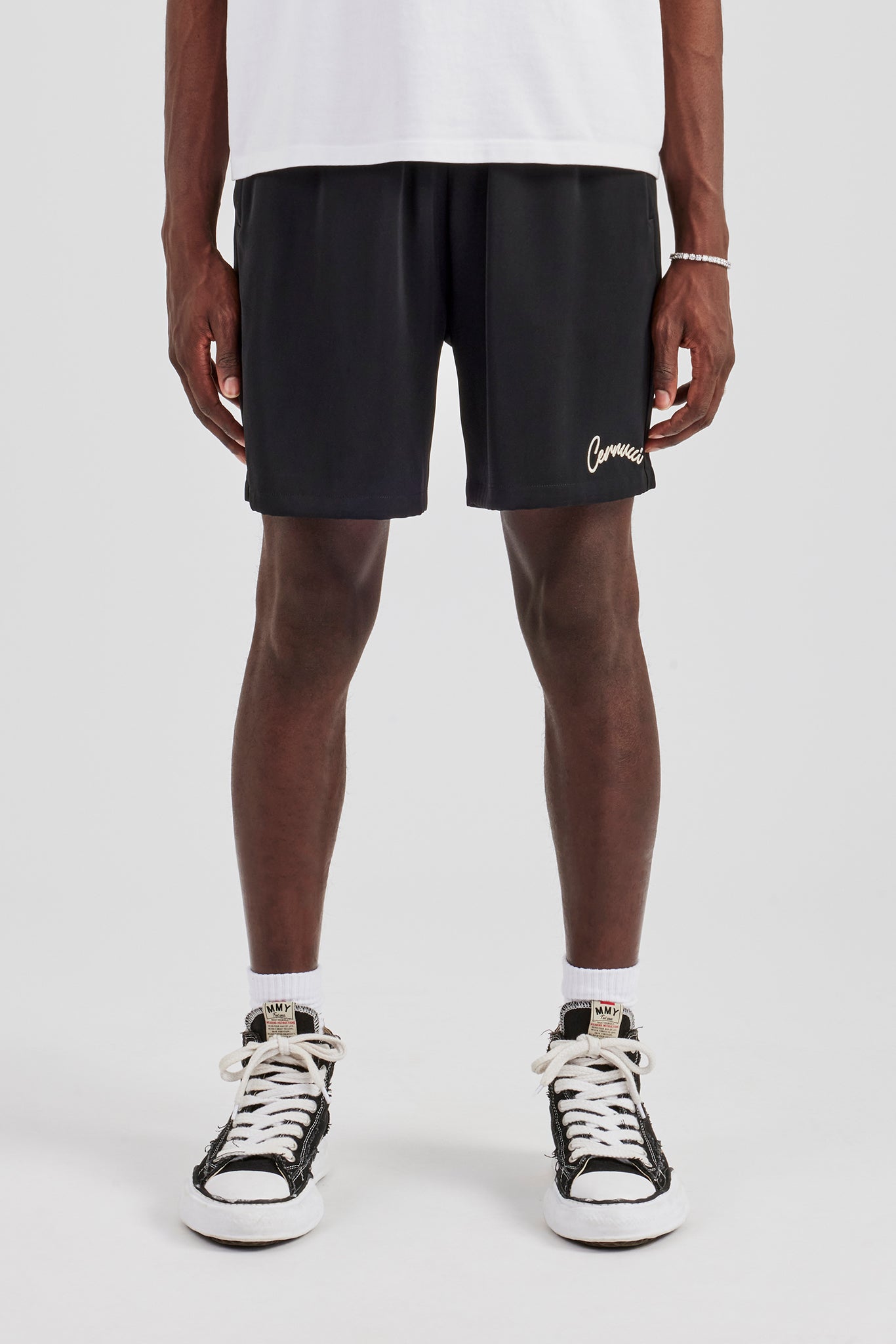 Cernucci – Lockere Shorts mit Schriftzug – Schwarz