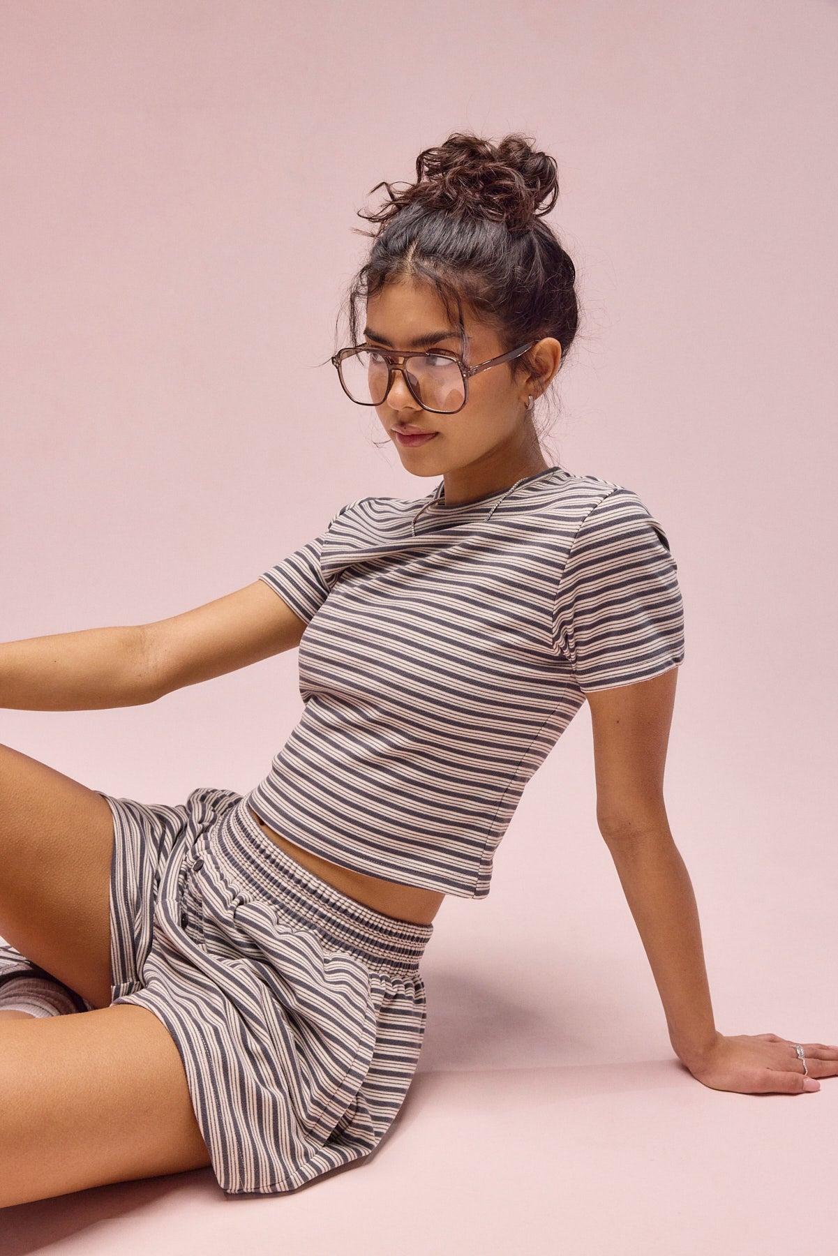 Kurzarm-Top und Shorts mit weichem Griff und Doppelstreifen – Grau