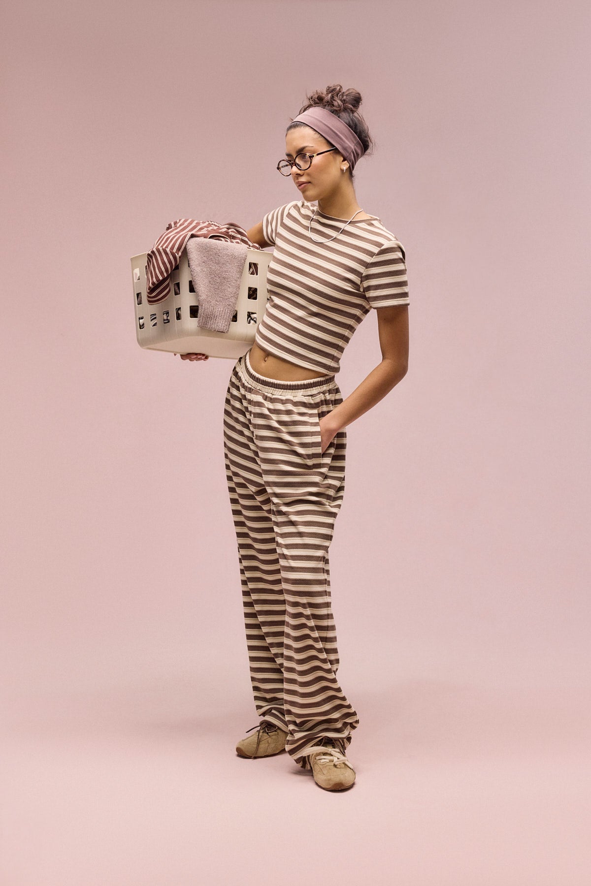 Jogginghose mit Streifenmuster, Soft-Touch-Knopfdetails und weitem Bein – Beige