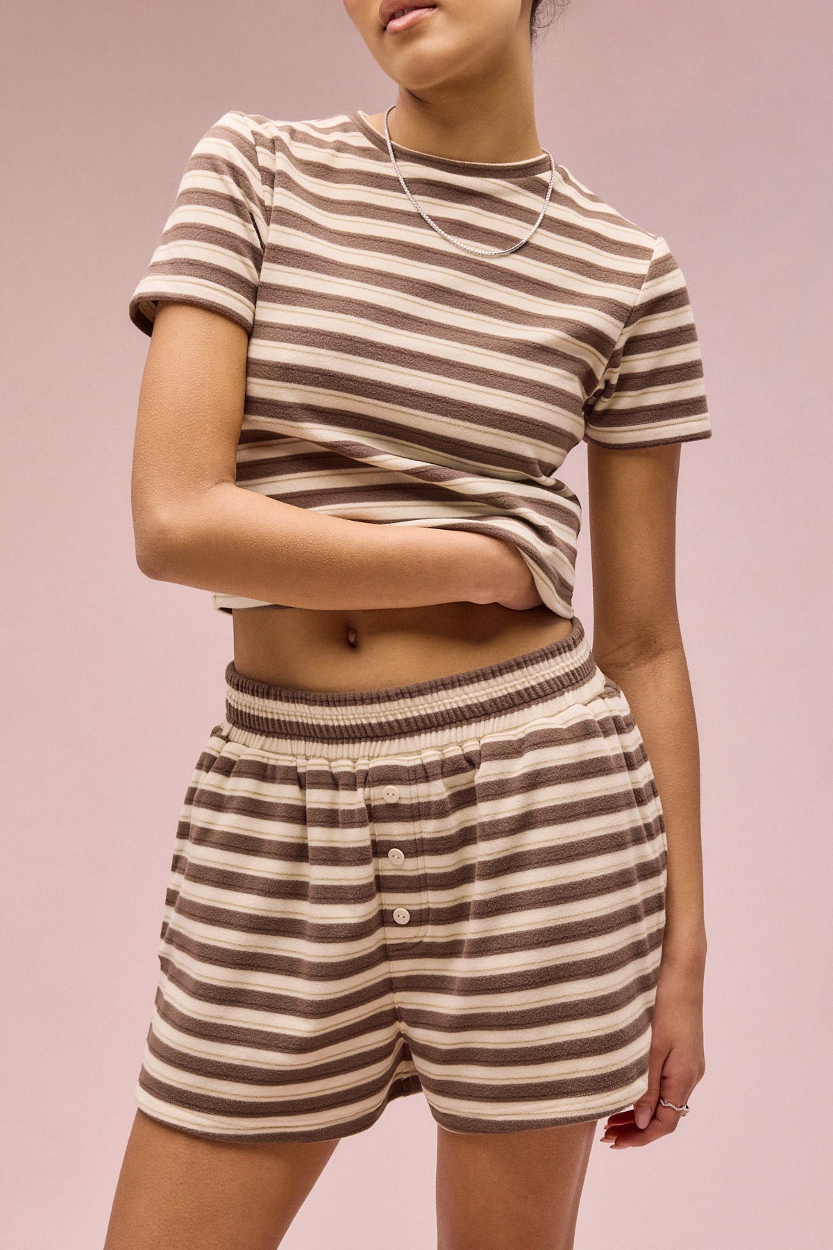 Kurze Hose mit weichem Griff und doppelten Streifen – Beige