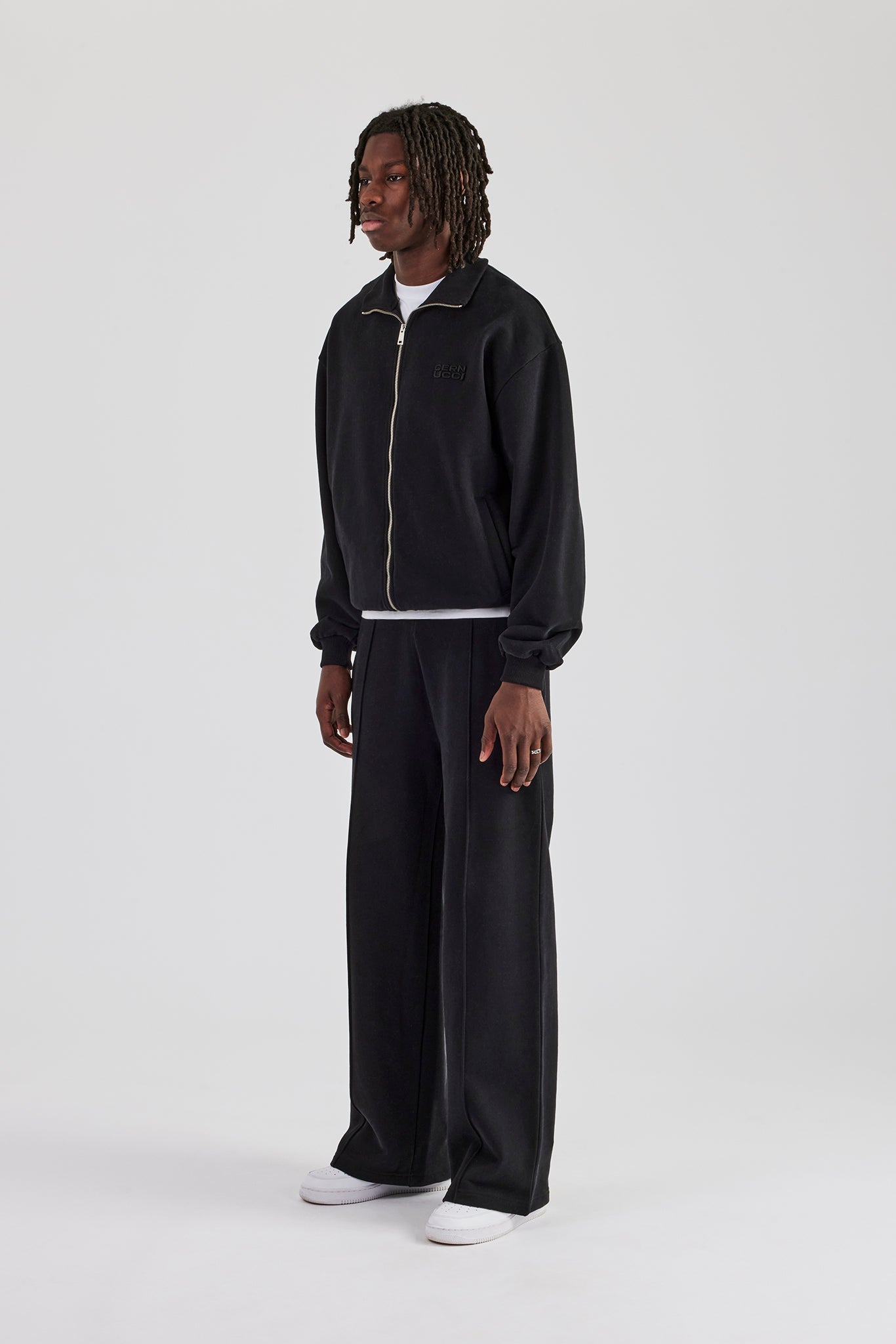 Jerseyjacke mit Trichterhalsausschnitt und Hose mit geradem Bein - Schwarz