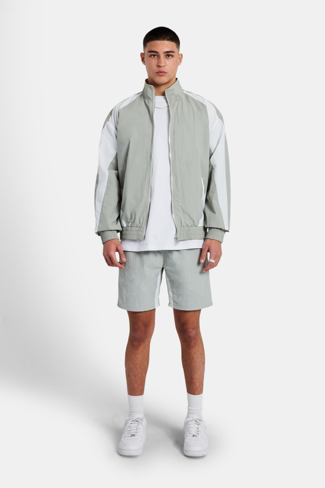 Set aus Trainingsjacke und Shorts aus Nylon-Einsätzen – Hellgrau