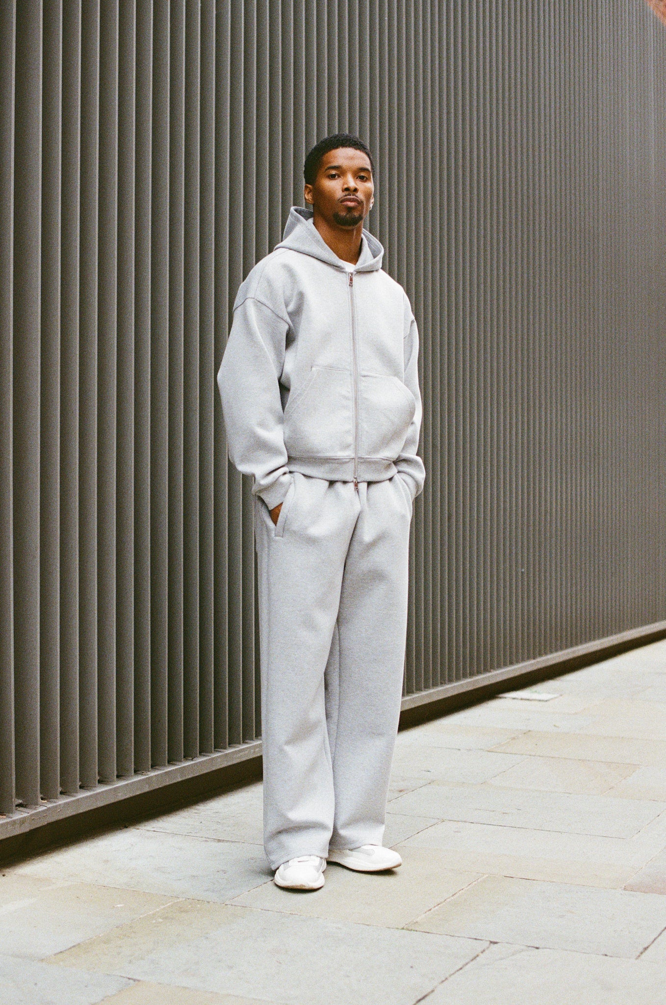 Kastenförmiger Kapuzenpullover aus Scuba mit Reißverschluss und Hose mit weitem Bein - Grau