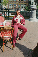 Kurzer Kapuzenpullover mit College-Logo und Jogginghose mit weitem Bein – Beere