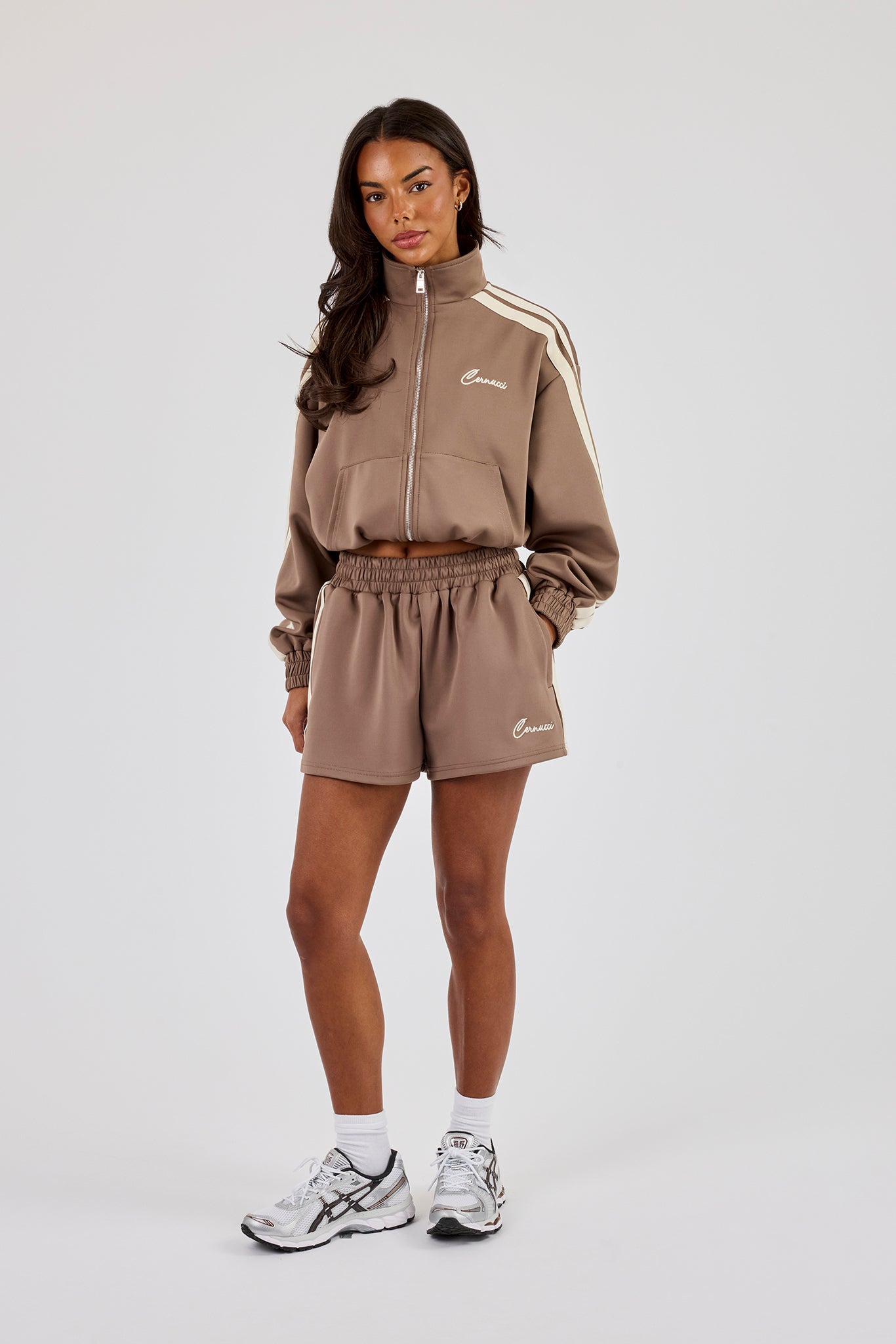 Kurze Trainingsjacke mit Stehkragen und kurze Shorts mit Stehkragen – Taupe