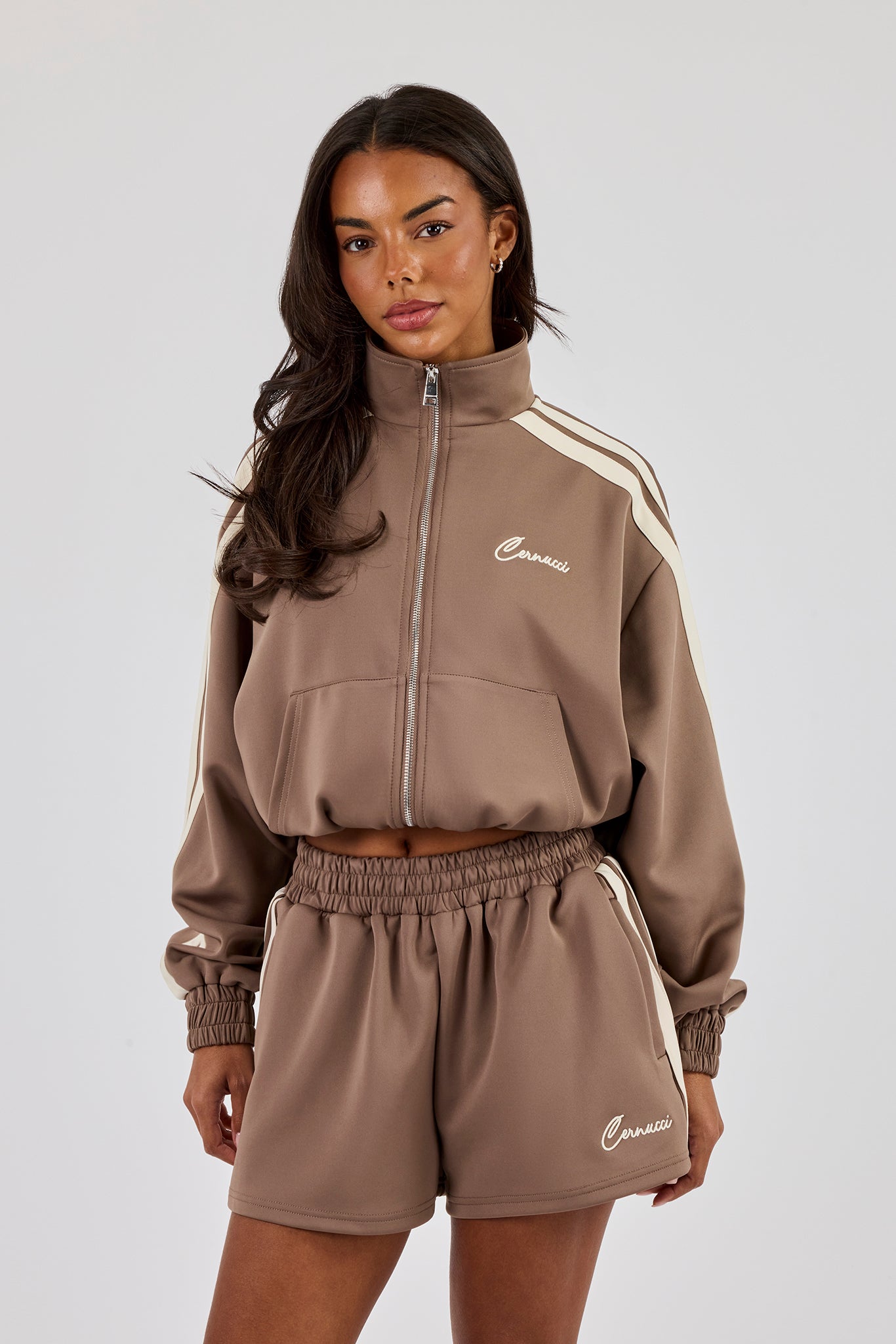 Kurze Jacke mit Stehkragen und Zierstreifen – Taupe