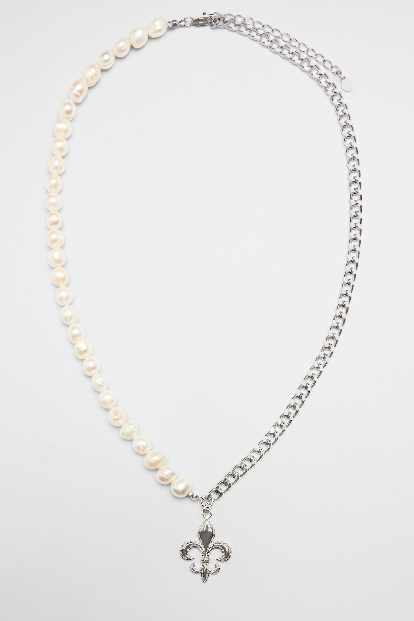 7 mm Süßwasserperlen- und Fleur-de-Lis-Halskette