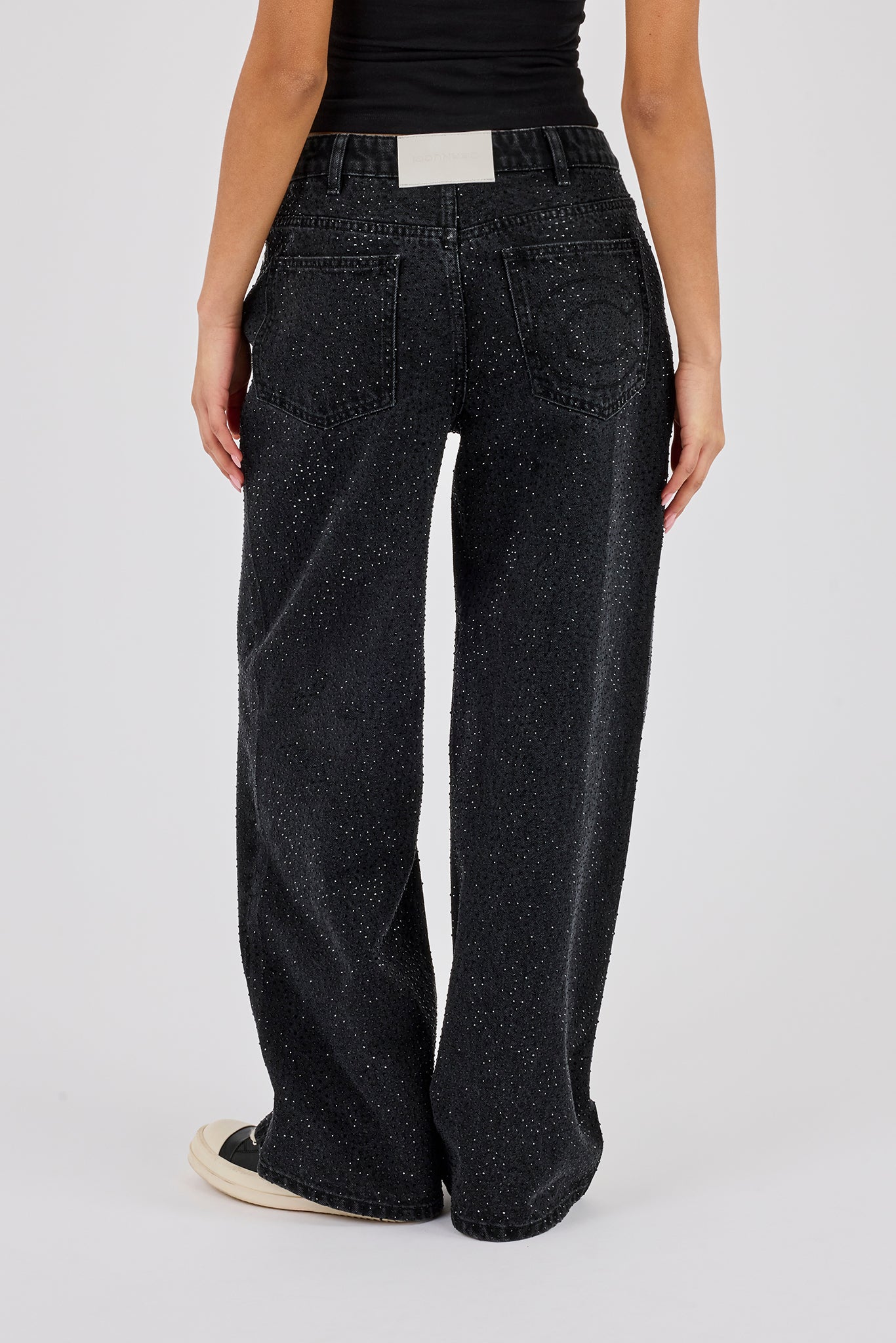 Strassbesetzte Baggy-Jeans mit niedrigem Bund – Verwaschenes Schwarz