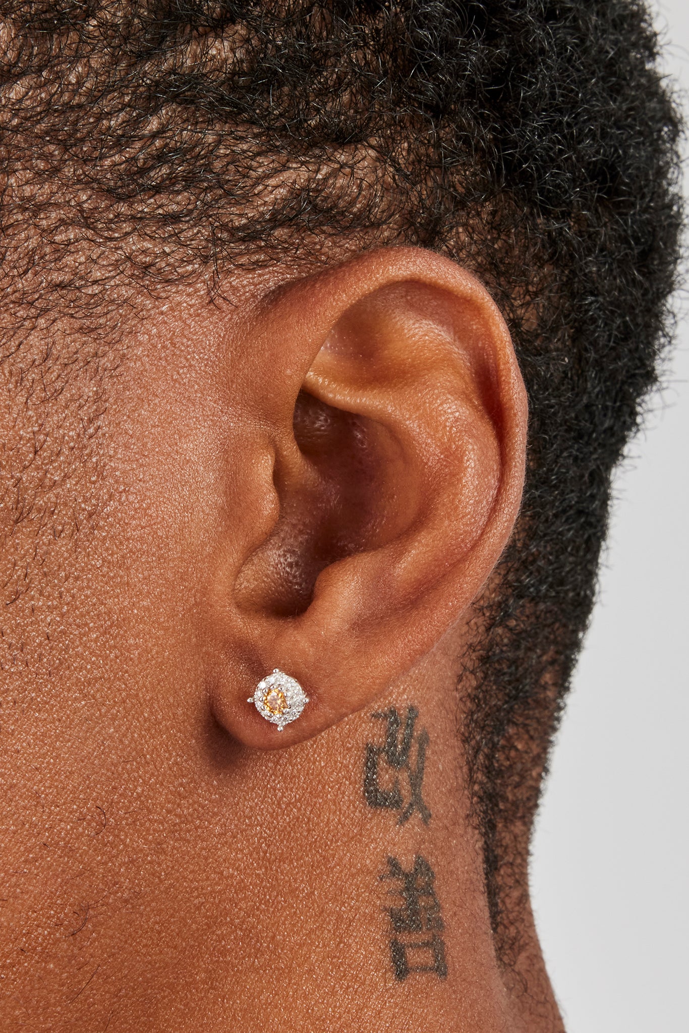 Champagnerfarbene Moissanit-Ohrstecker – 5,5 mm