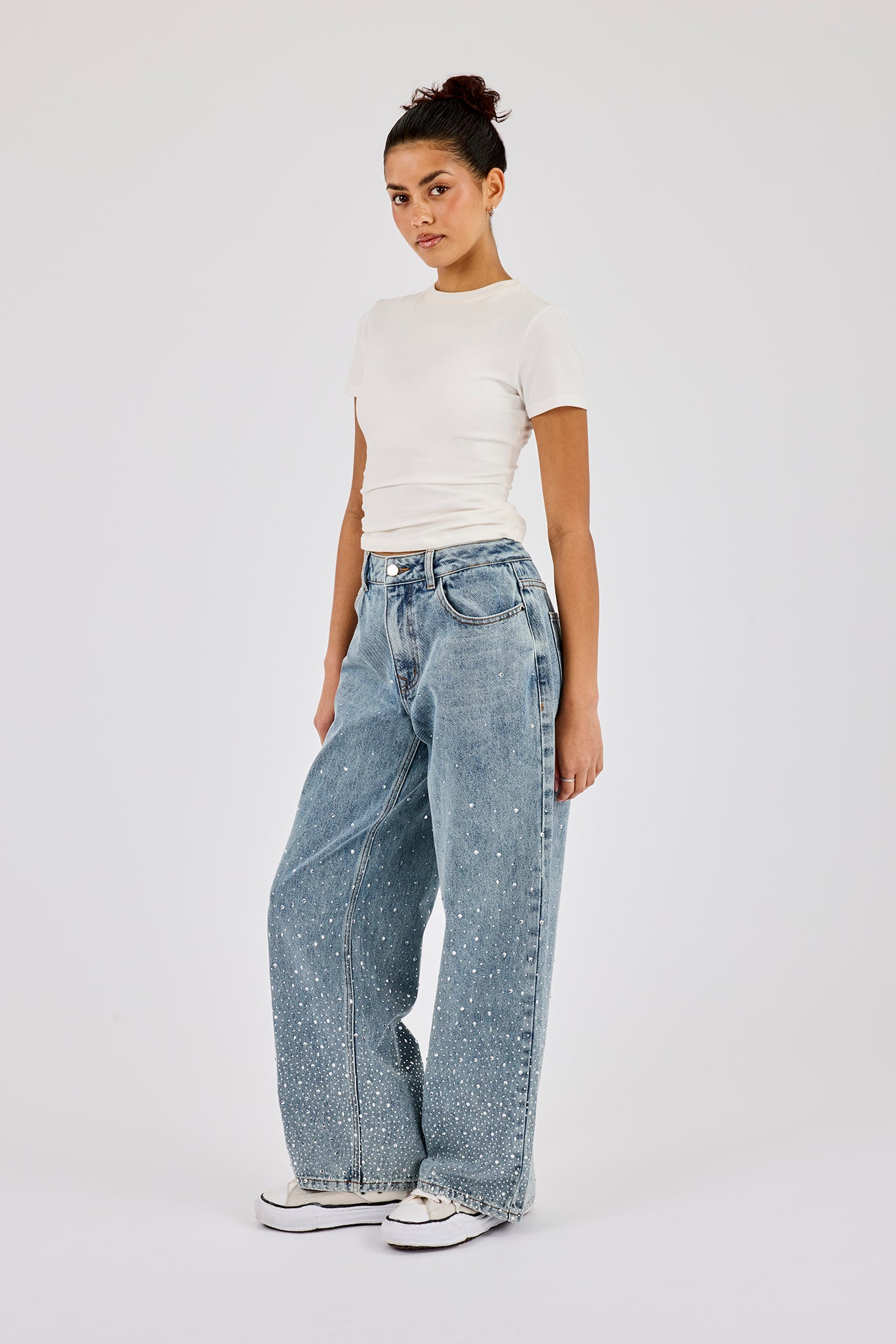 Baggy Jeans mit Strassbesatz – Antik-Waschung