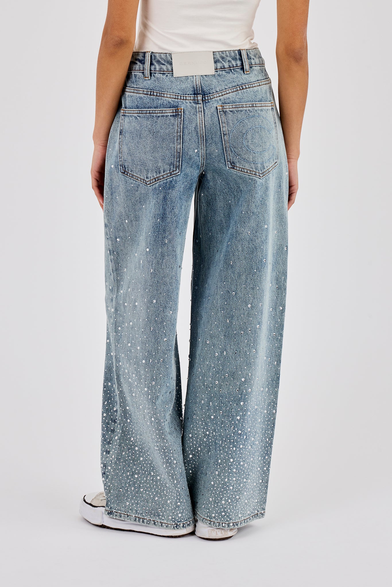 Baggy Jeans mit Strassbesatz – Antik-Waschung