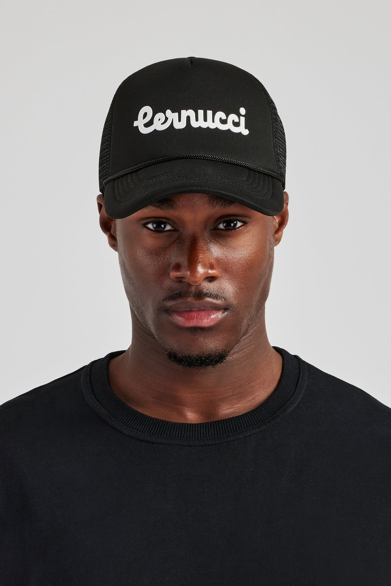 Cernucci Script Mesh Trucker - Schwarz