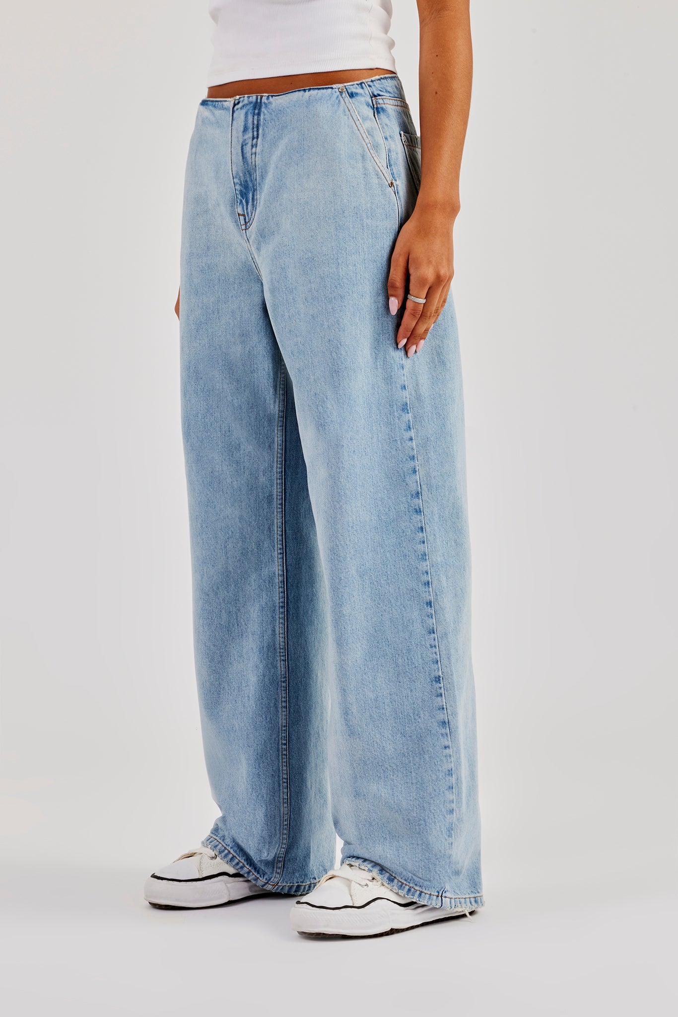 Baggy-Jeans mit Bunddetail – Bleach Wash