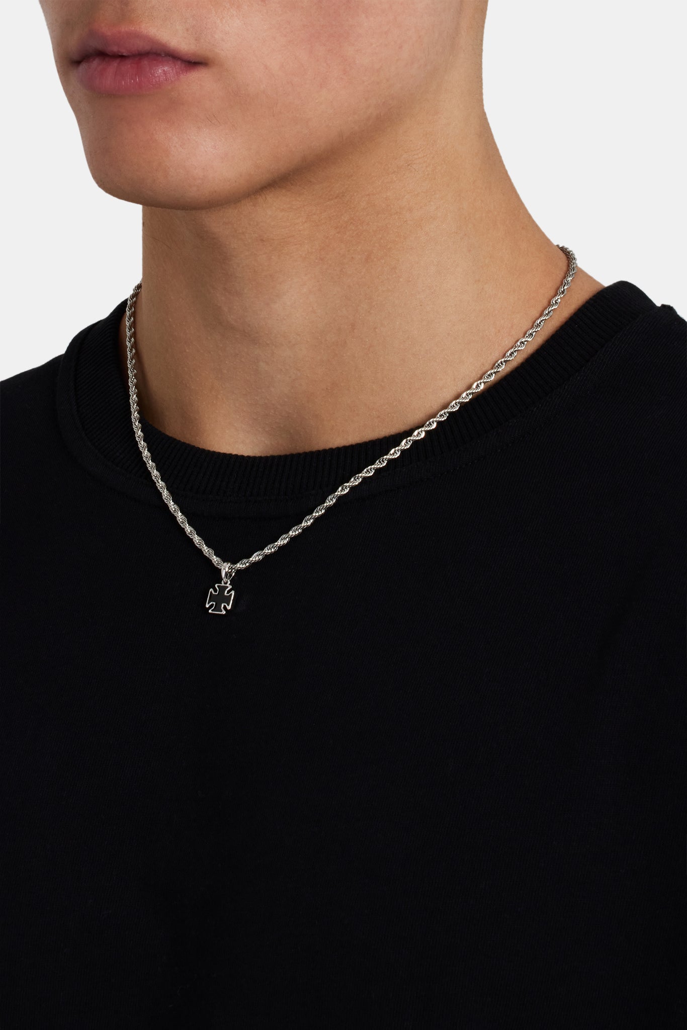 Schwarze Emaille-Halskette mit Kreuzmotiv – 10 mm