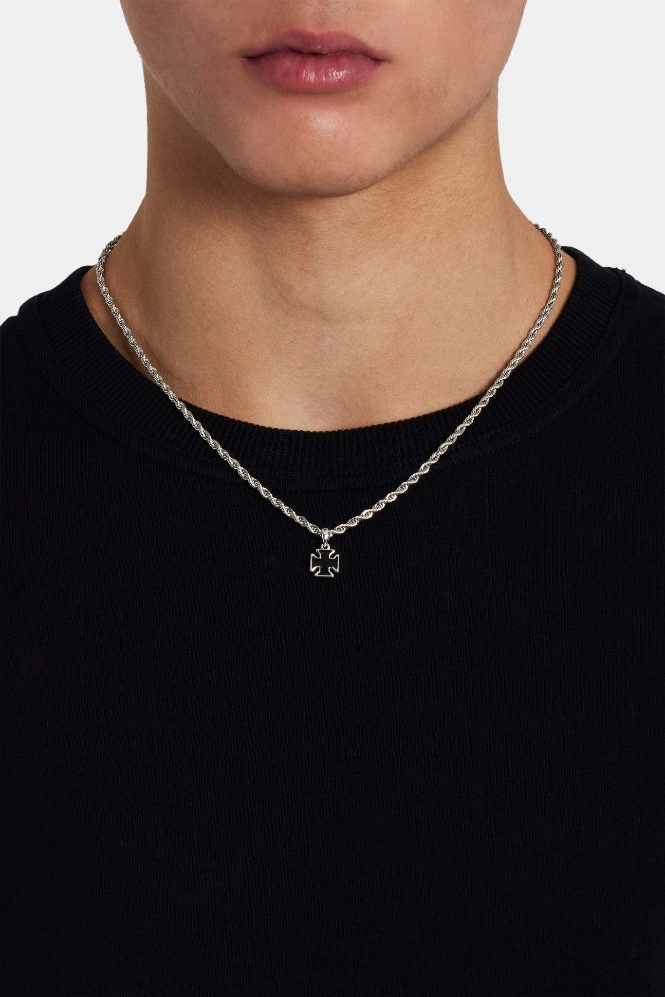 Schwarze Emaille-Halskette mit Kreuzmotiv – 10 mm