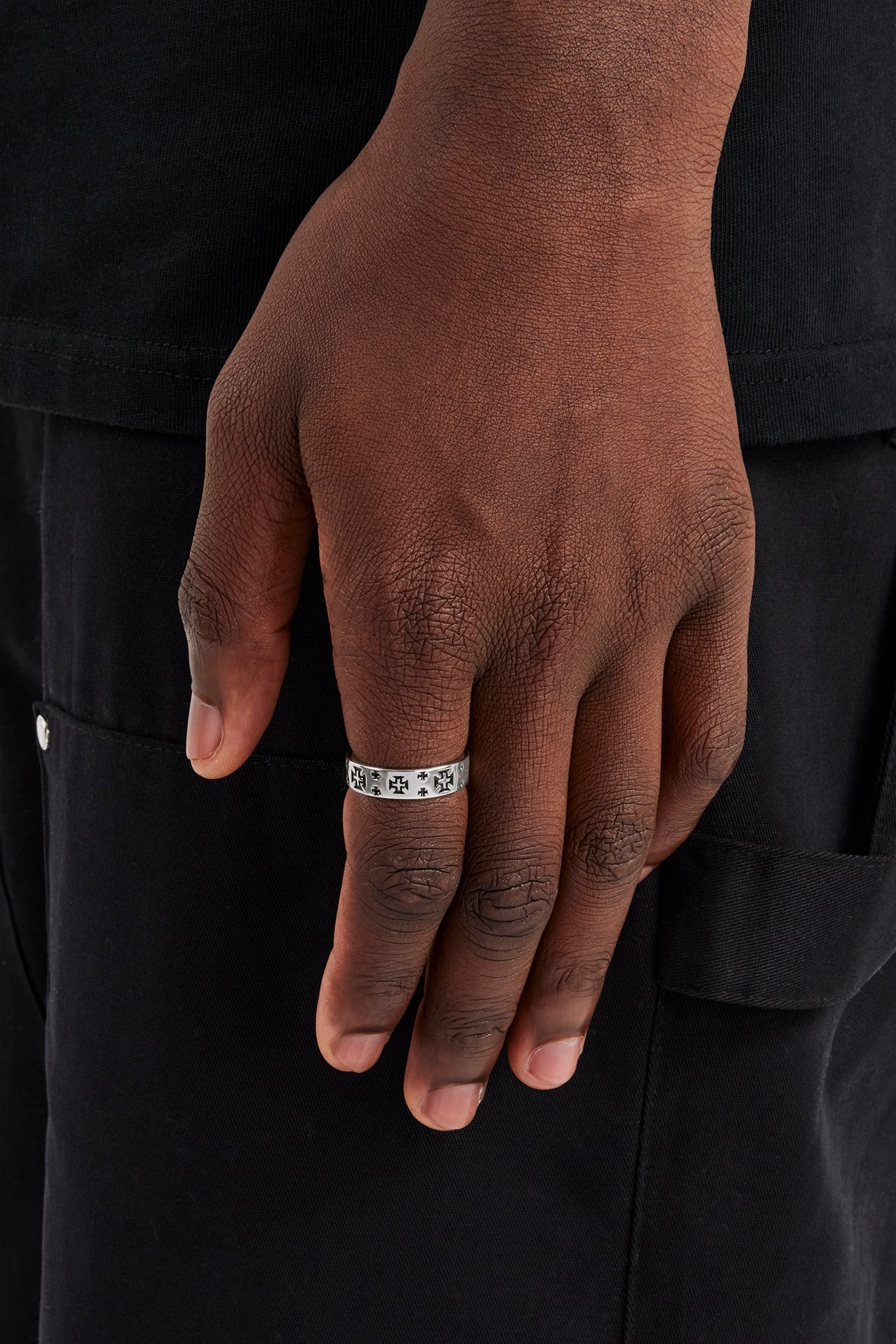 Schwarzer Emaille-Kreuzbandring – 6 mm