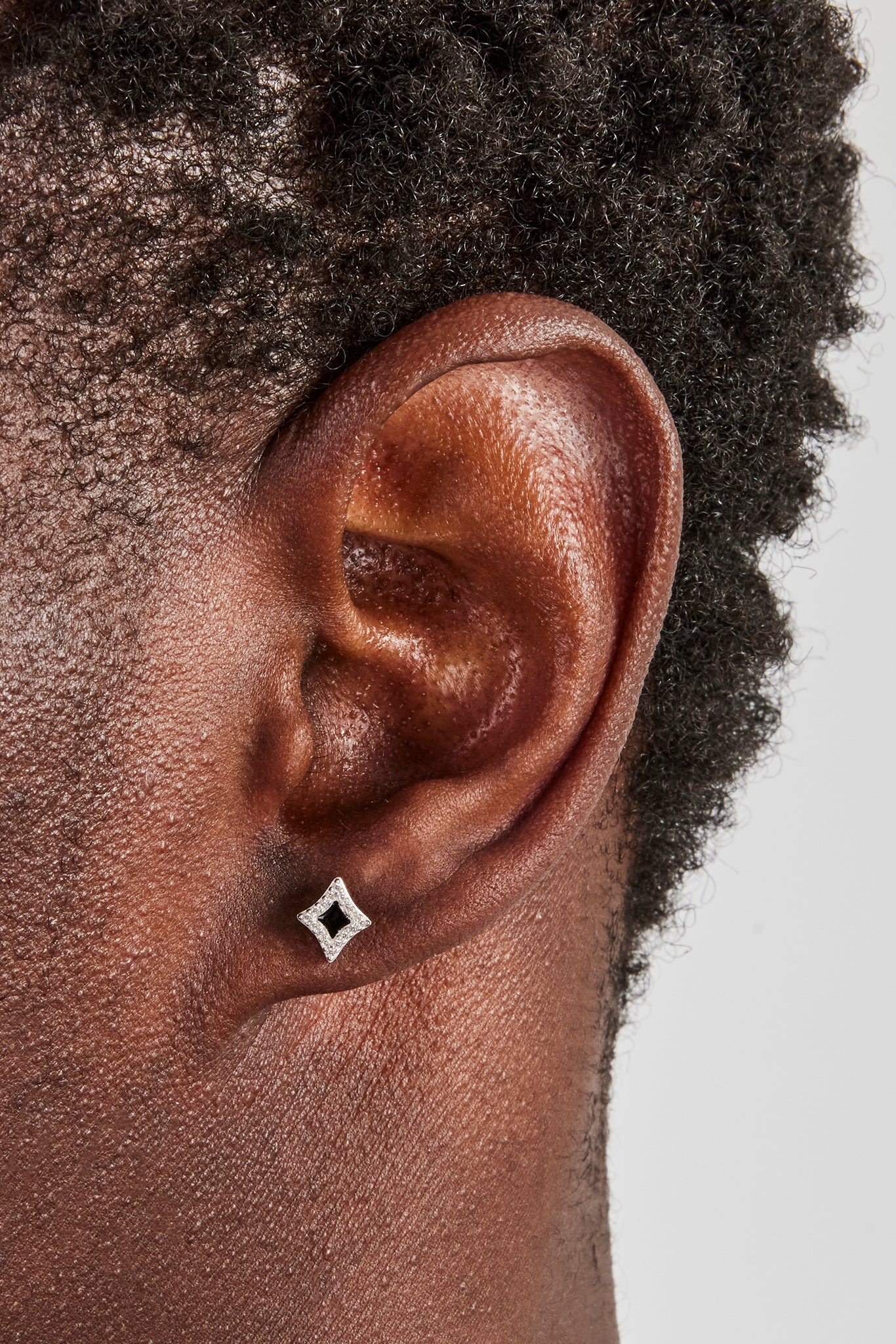 Ohrstecker mit schwarzem Emaille-Sternmotiv – 8 mm