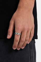 Schwarzer Emaille-Ring mit Kreuzmotiv