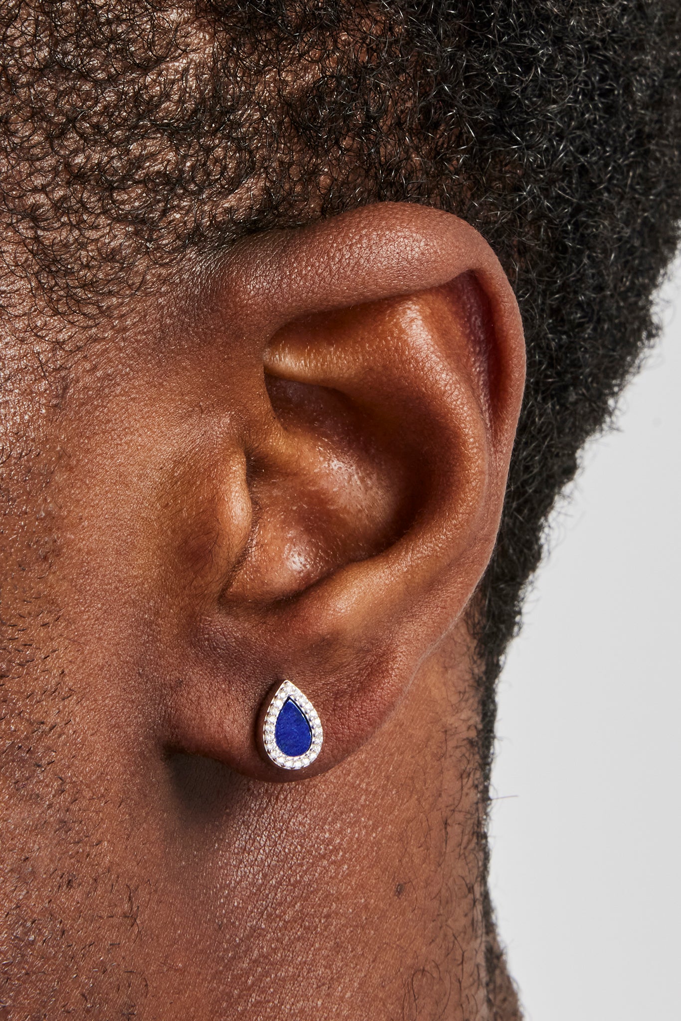 Blaue Lapislazuli-Ohrstecker in Tropfenform – 8 mm