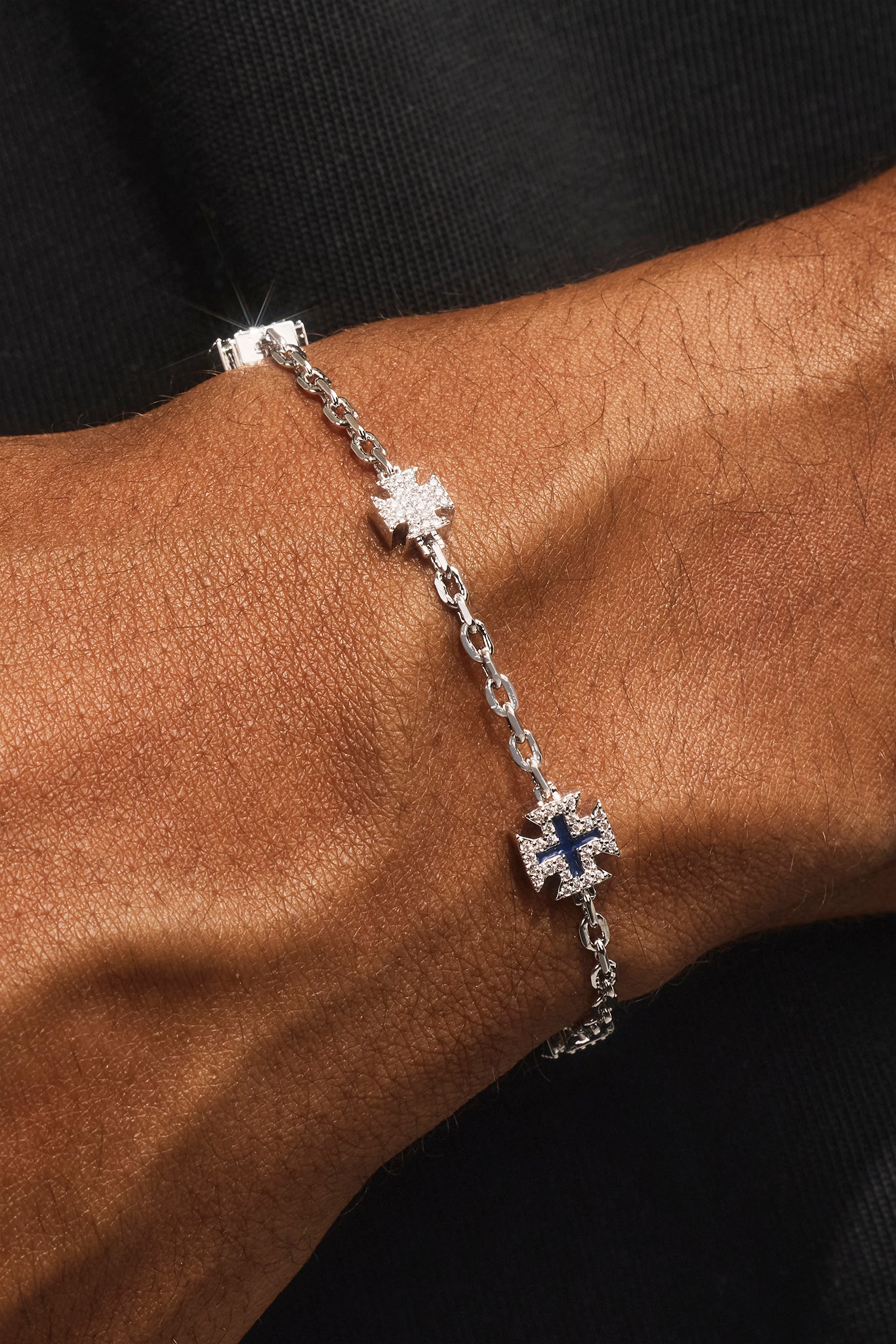 Rolo-Armband mit Mikromotiv aus blauer Emaille – 8 mm