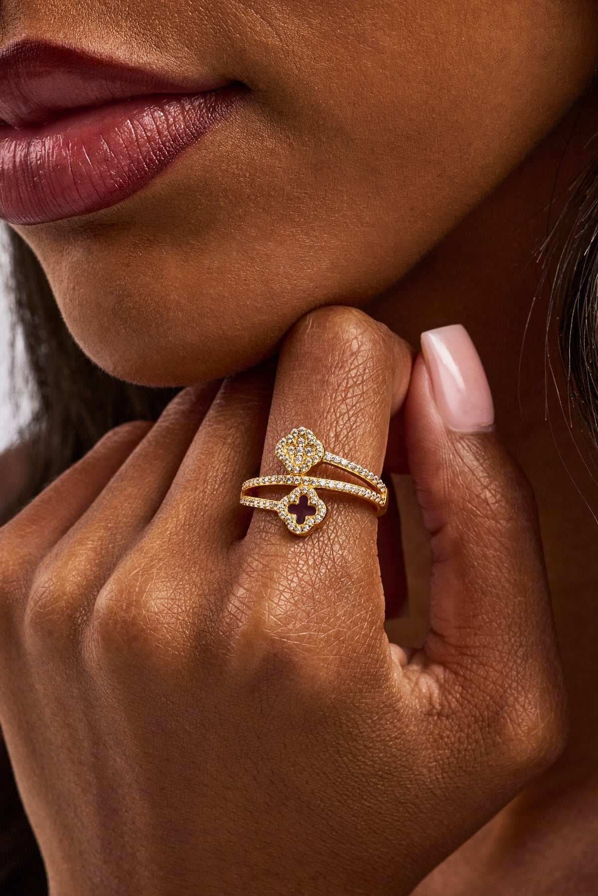Ring mit gedrehtem Motiv aus eisblauem und burgunderfarbenem Emaille – 15 mm