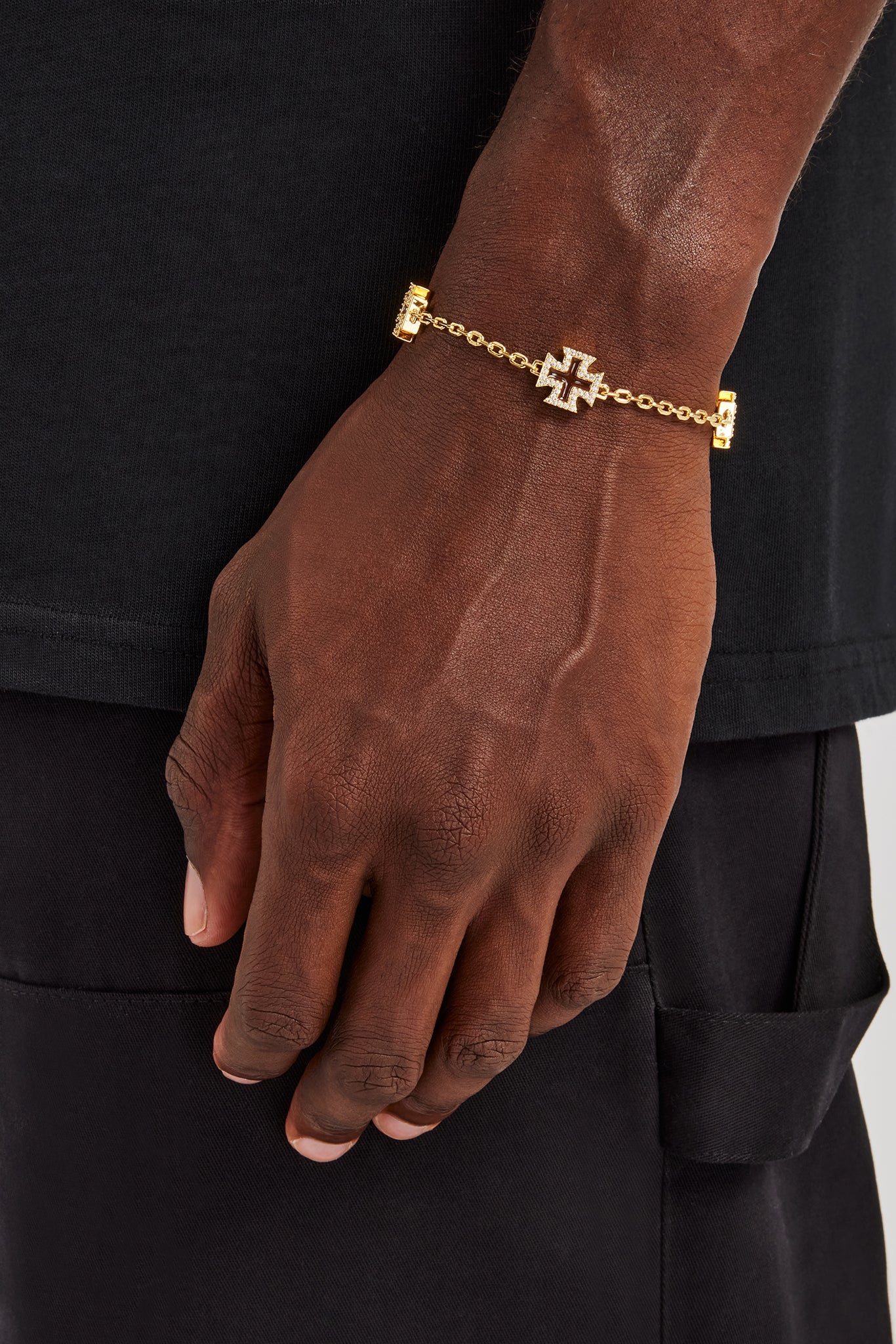 Schokoladenbraunes Armband mit Kreuzmotiv – 12 mm