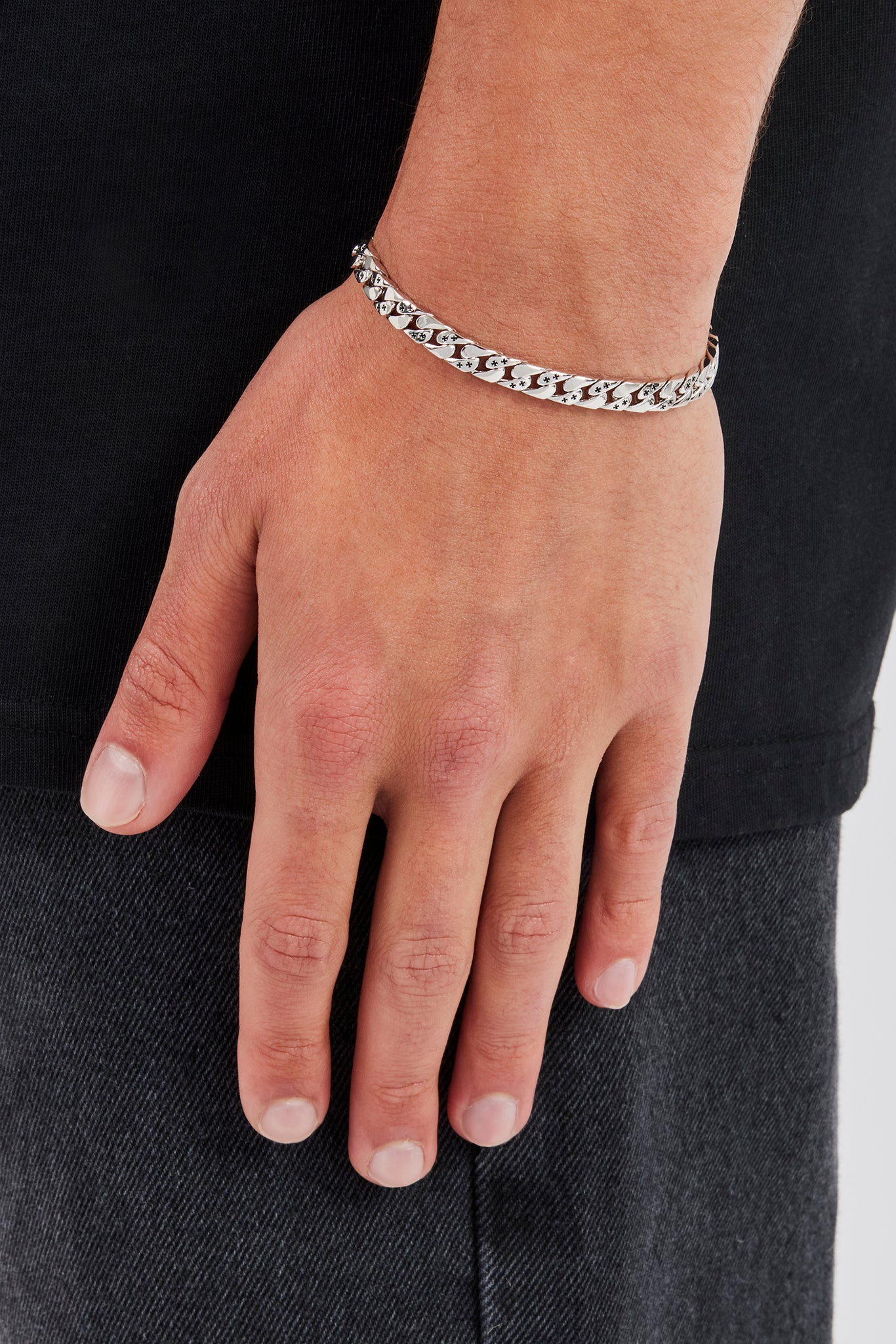 Flaches kubanisches Armband mit Kreuzgravur – 6 mm