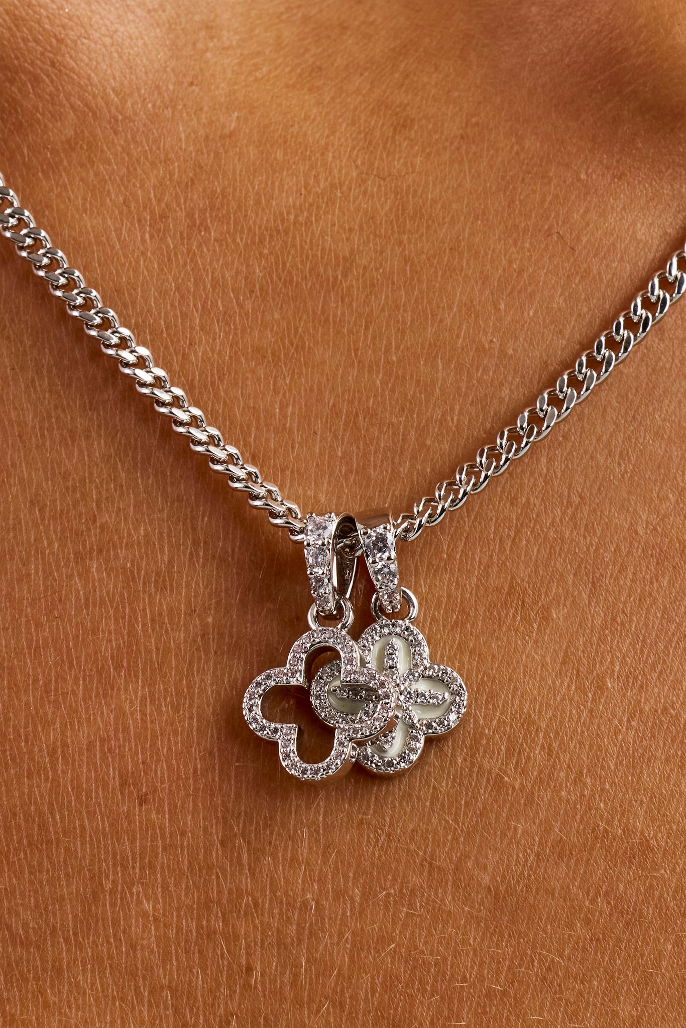 Halskette mit Doppelsternmotiv – 8 mm – Weiß