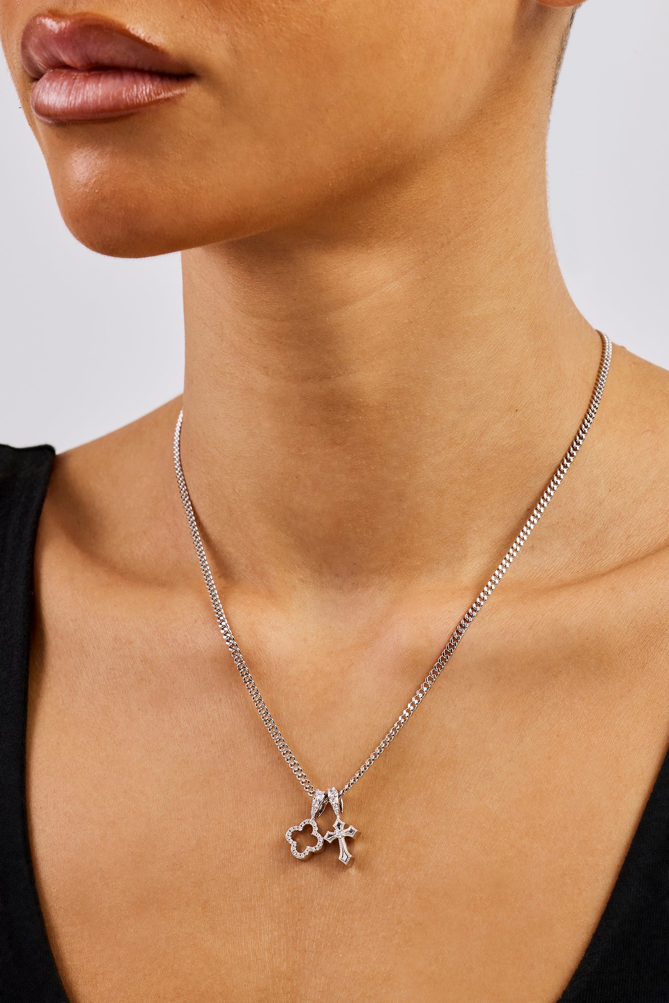 Halskette mit Anhänger in Form eines Eismotivs und eines Kreuzes – 10 mm – Weiß