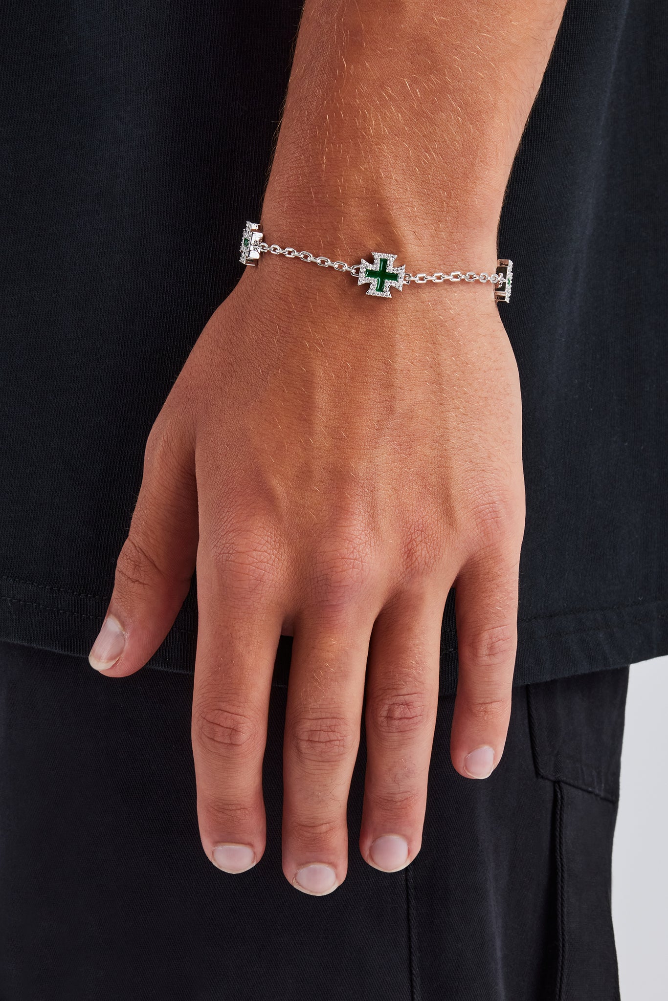 Grünes Armband mit Kreuzmotiv – 12 mm