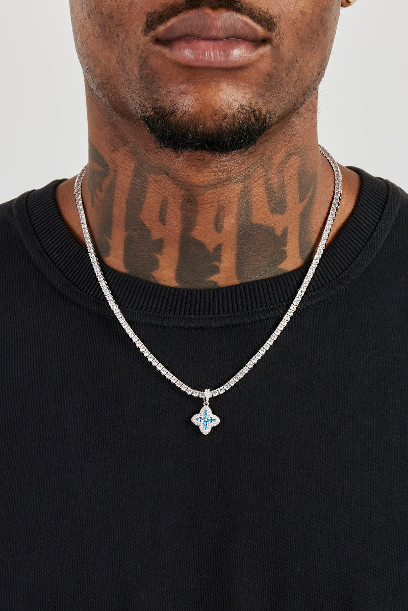 Unendlichkeitsanhänger mit Baguette-Motiv in Eisblau – 15 mm