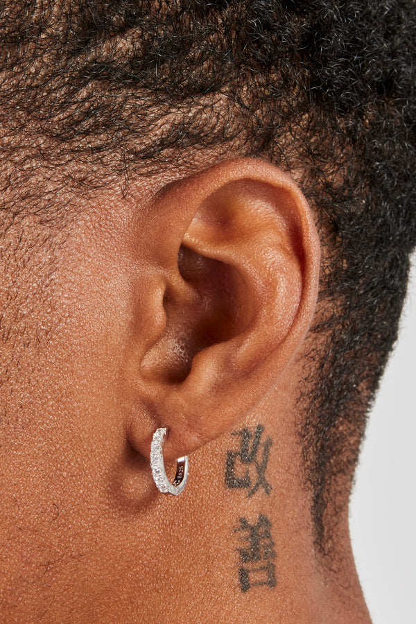 Dünne Huggie-Ohrringe mit Eisverzierung – 10 mm