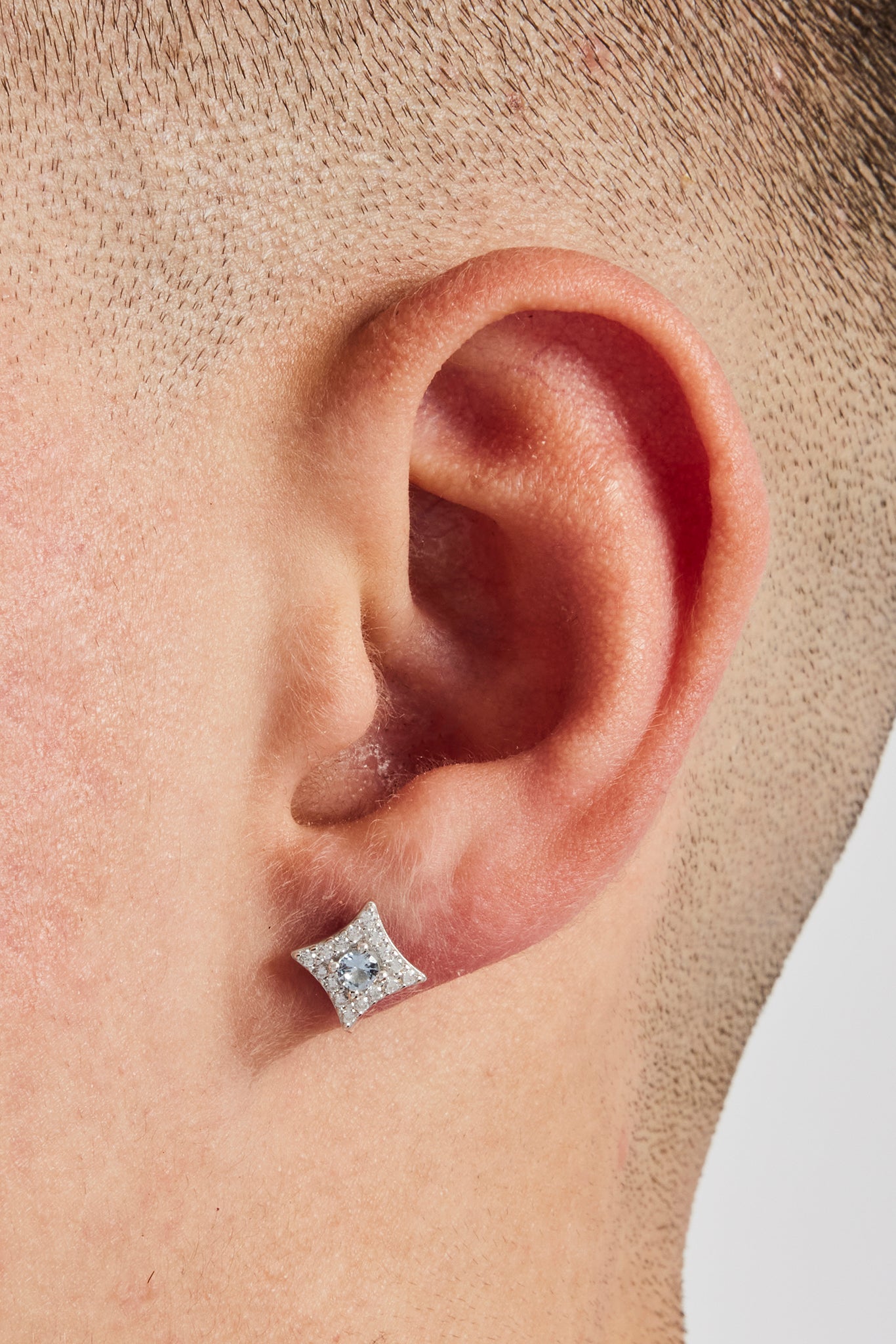 Hellblaue Ohrstecker mit Eissternmotiv – 8 mm