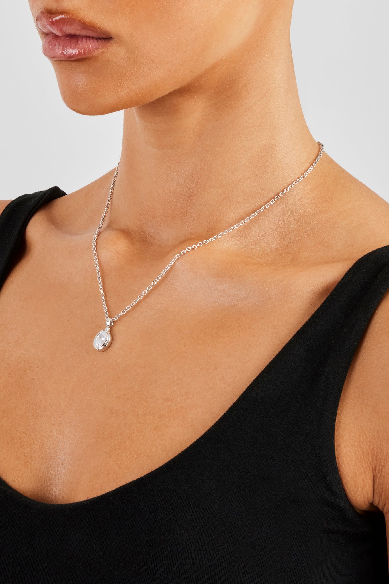 Halskette mit ovalem Zirkonia-Anhänger – 12 mm – Weiß