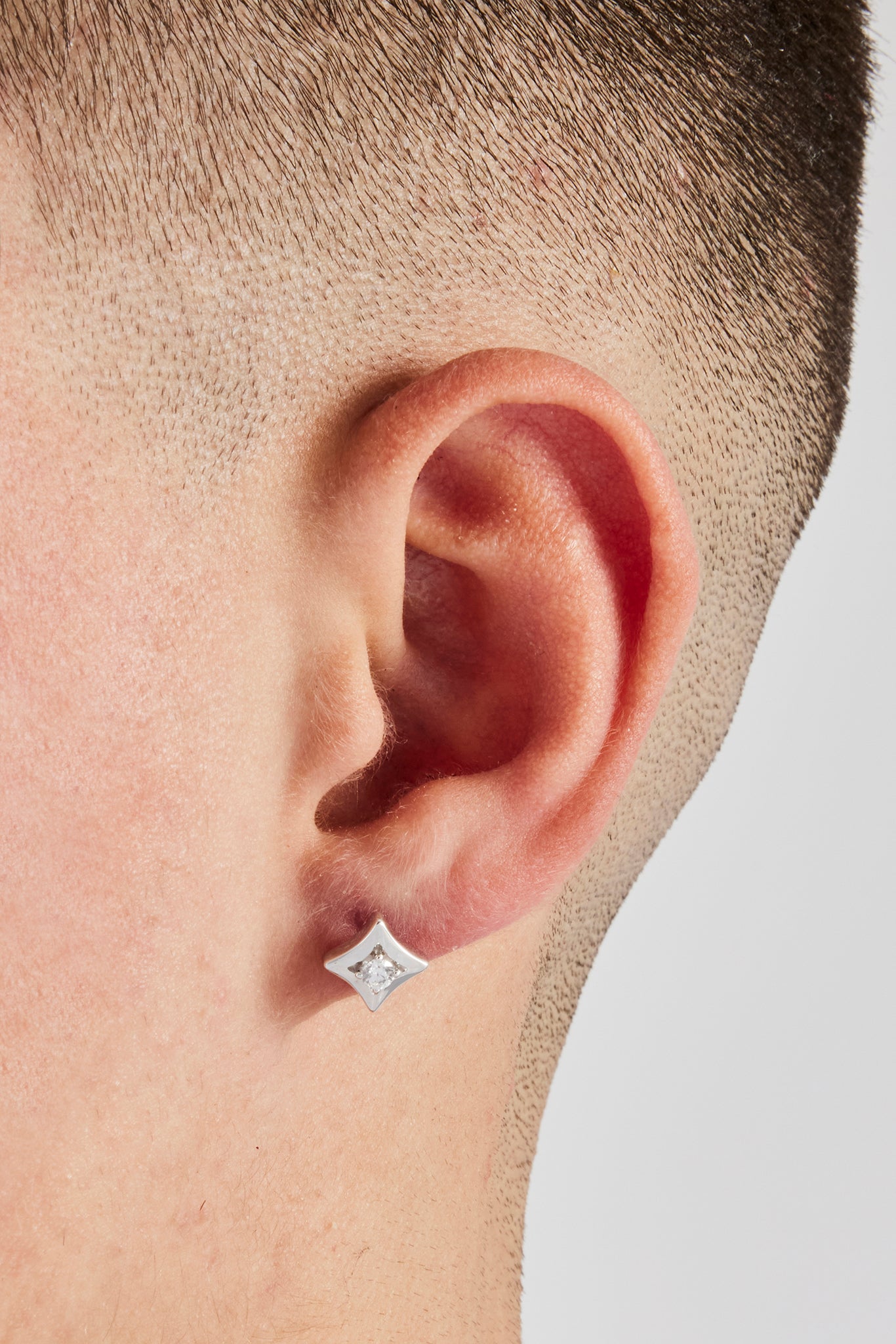 Polierte und vereiste Ohrstecker mit Sternmotiv – 8 mm