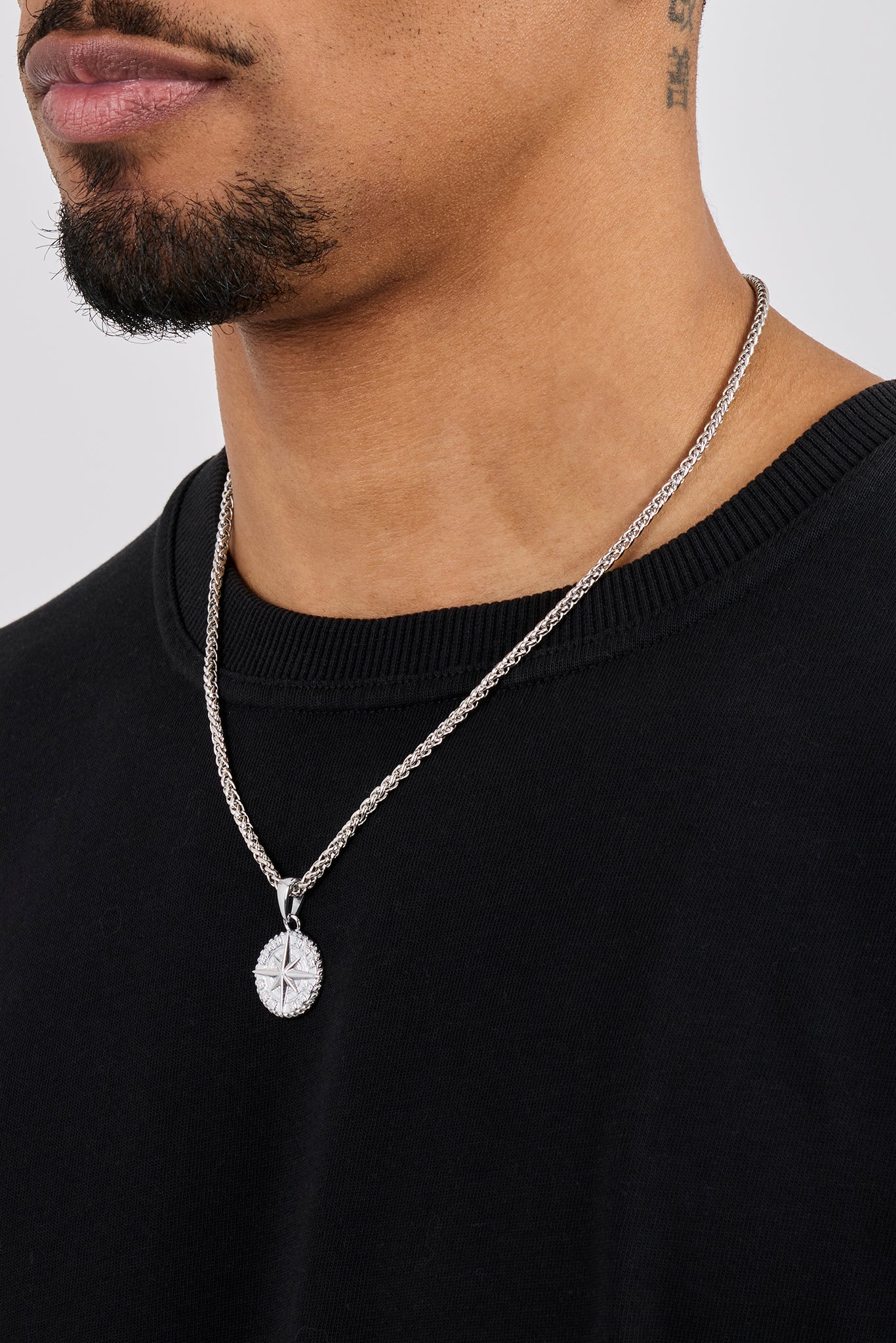 Kompass-Anhänger & 3 mm polierte Weizenkettengliederkette – Weiß