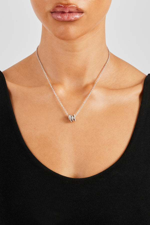 Polierte und vereiste Multi-Ring-Halskette – 10 mm