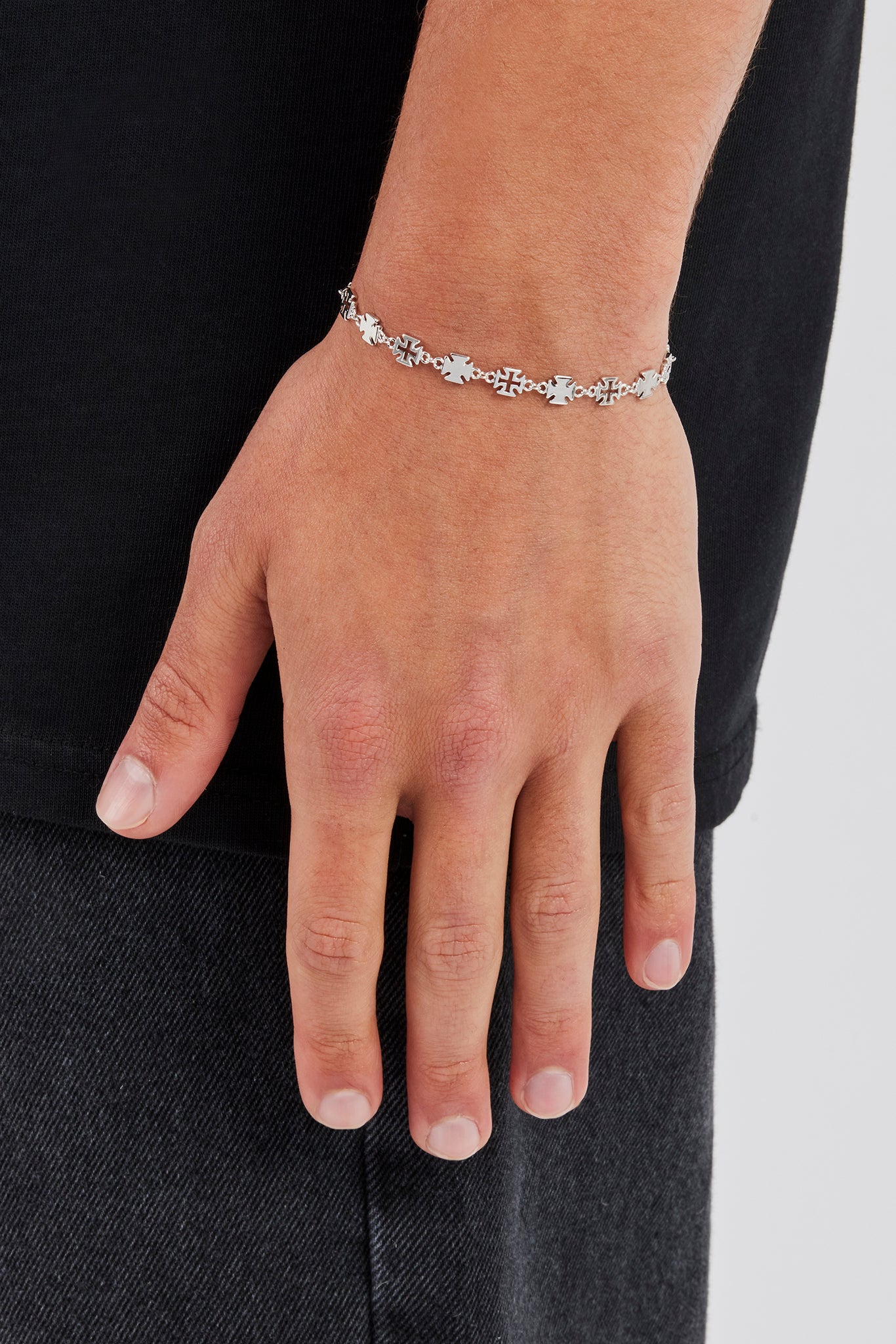 Poliertes Verbindungsarmband mit Kreuz und Umriss – 6 mm