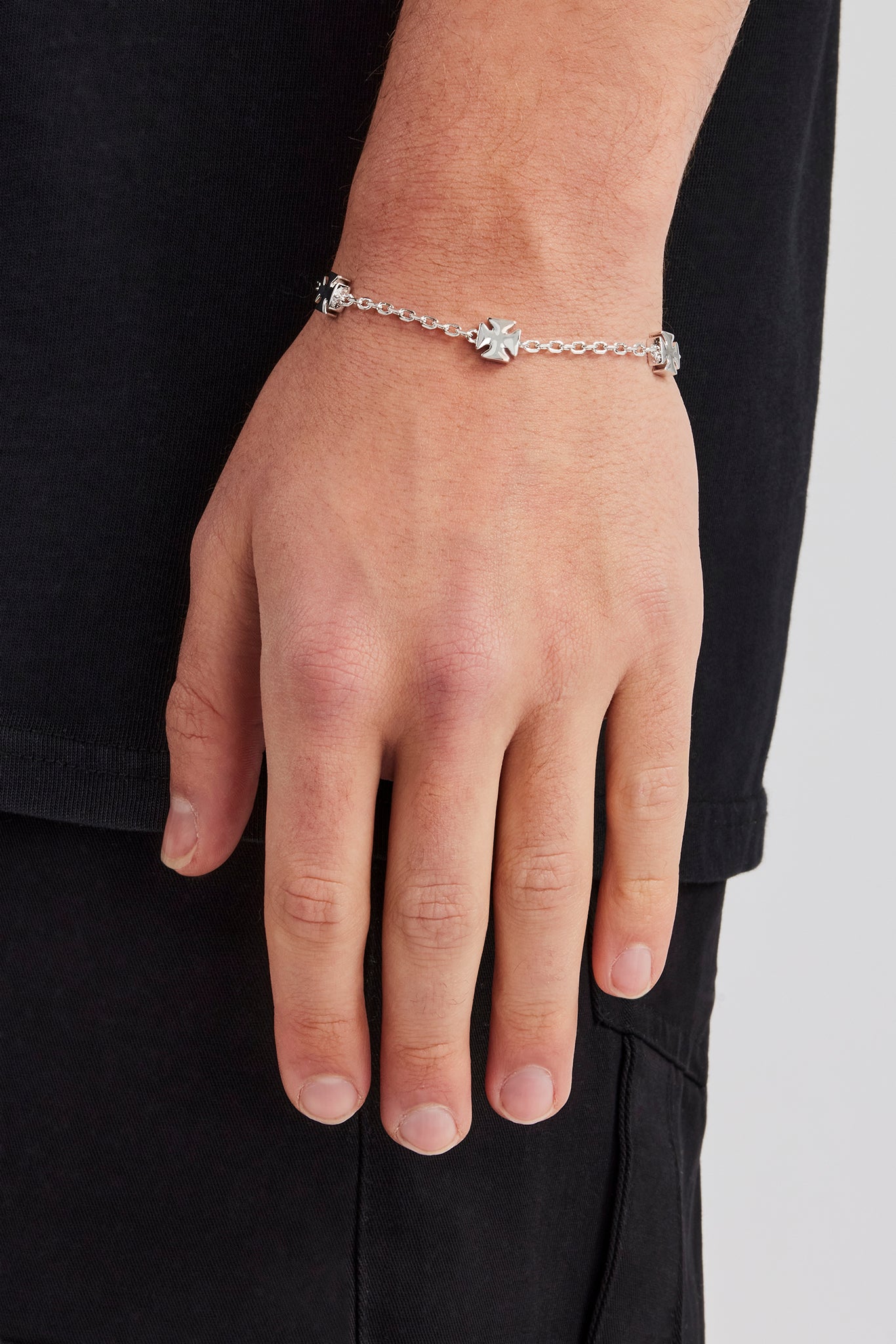 Poliertes Rolo-Gliederarmband mit Kreuzmotiv – 8 mm